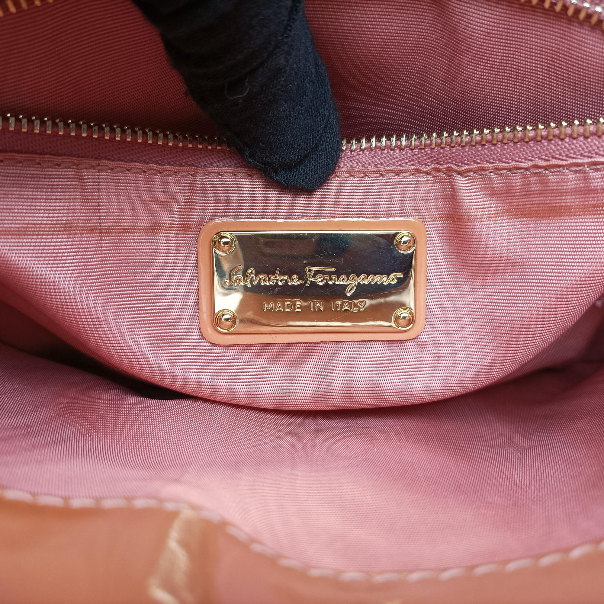 Pre-owned Ferragamo Vara Bow Caramel Patent  shoulderbag | stylenewstar