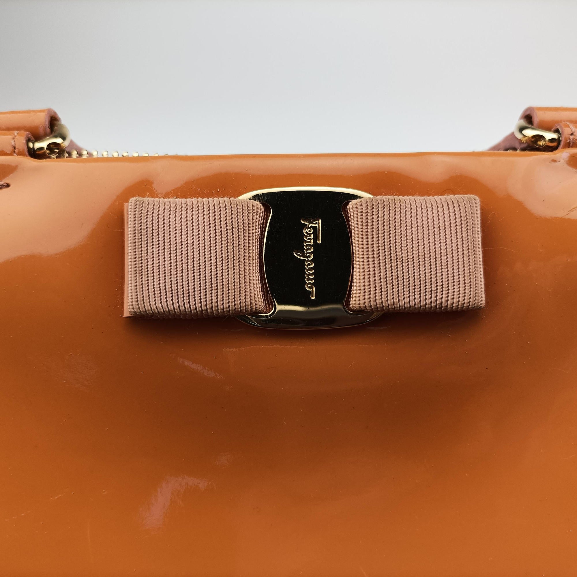 Pre-owned Ferragamo Vara Bow Caramel Patent  shoulderbag | stylenewstar