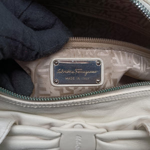 Pre-owned Ferragamo Vara Bow White Leather  handbag | stylenewstar