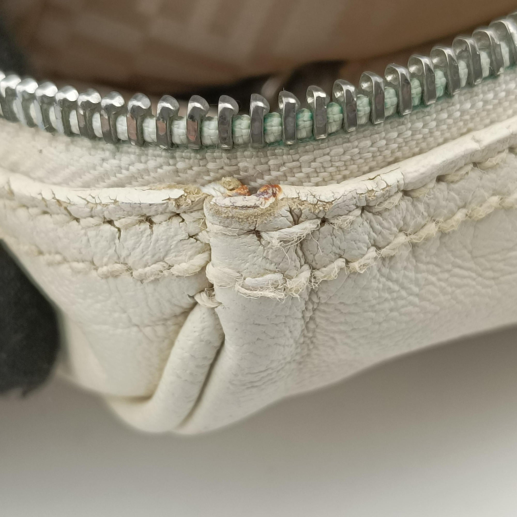 Pre-owned Ferragamo Vara Bow White Leather  handbag | stylenewstar
