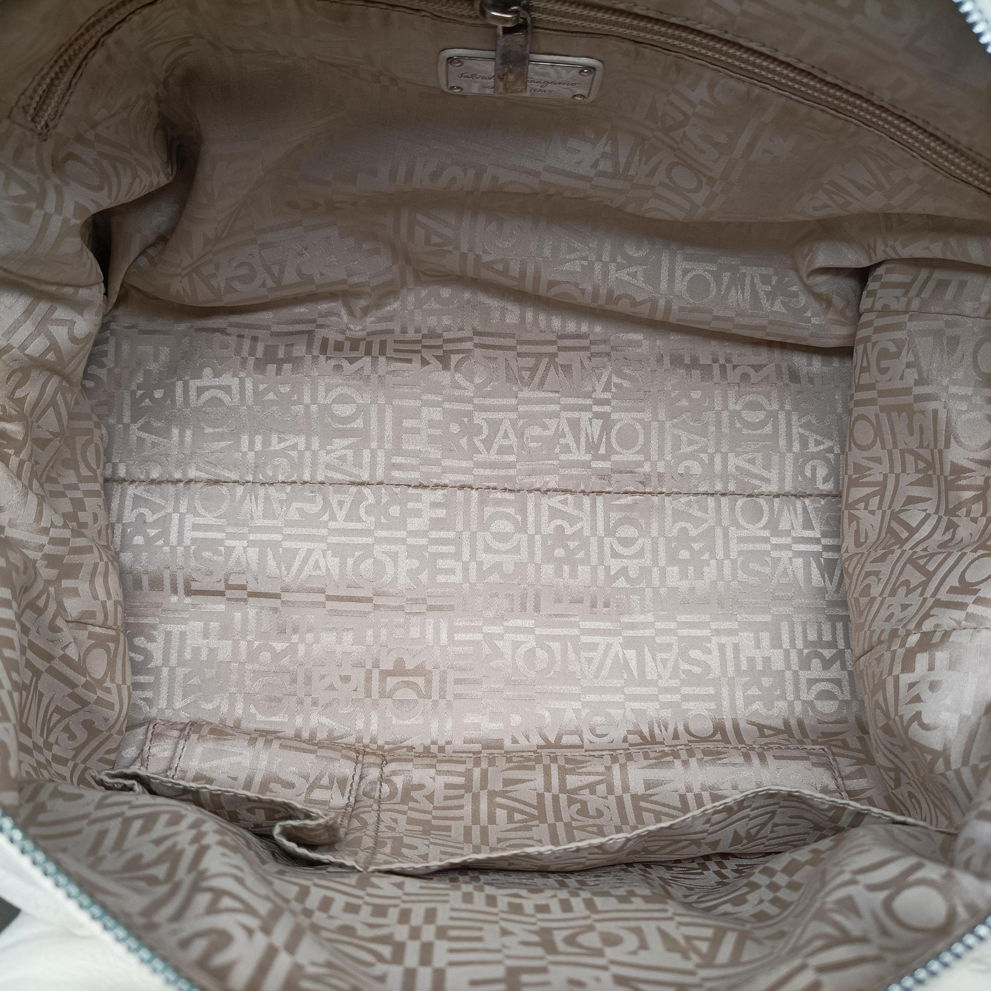 Pre-owned Ferragamo Vara Bow White Leather  handbag | stylenewstar