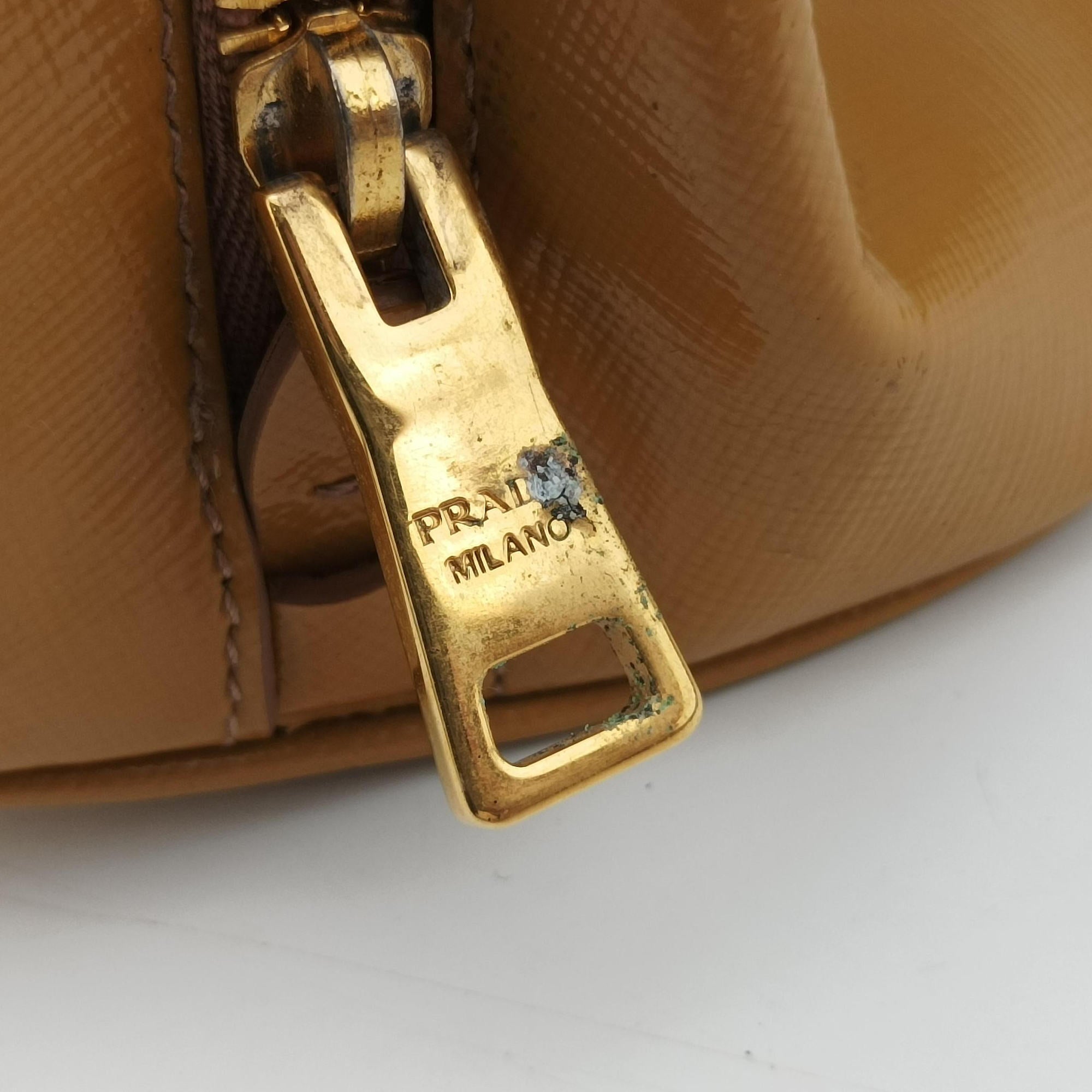 Pre-owned Prada Pyramid Camel Patent BL0808 shoulderbag | stylenewstar