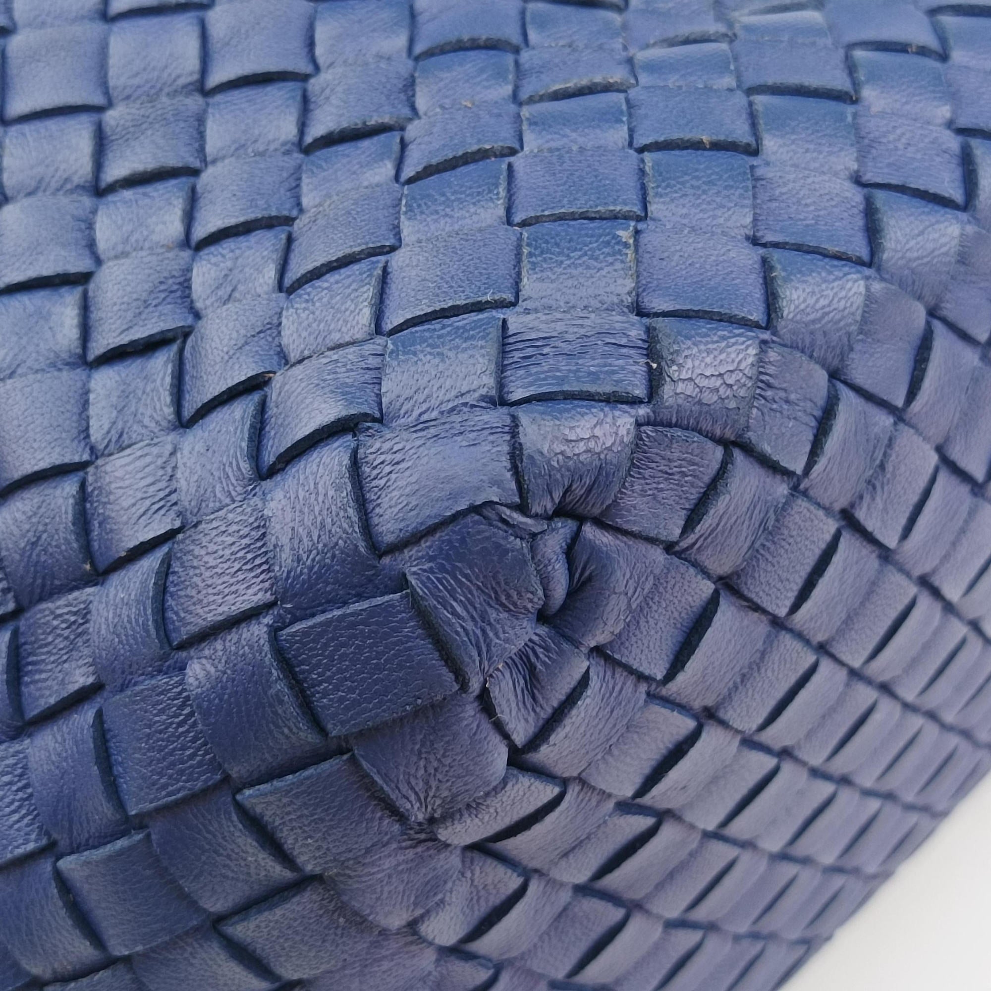 Secondhand Bottega Veneta Cesta Intrecciato Blue lambskin  handbag | stylenewstar