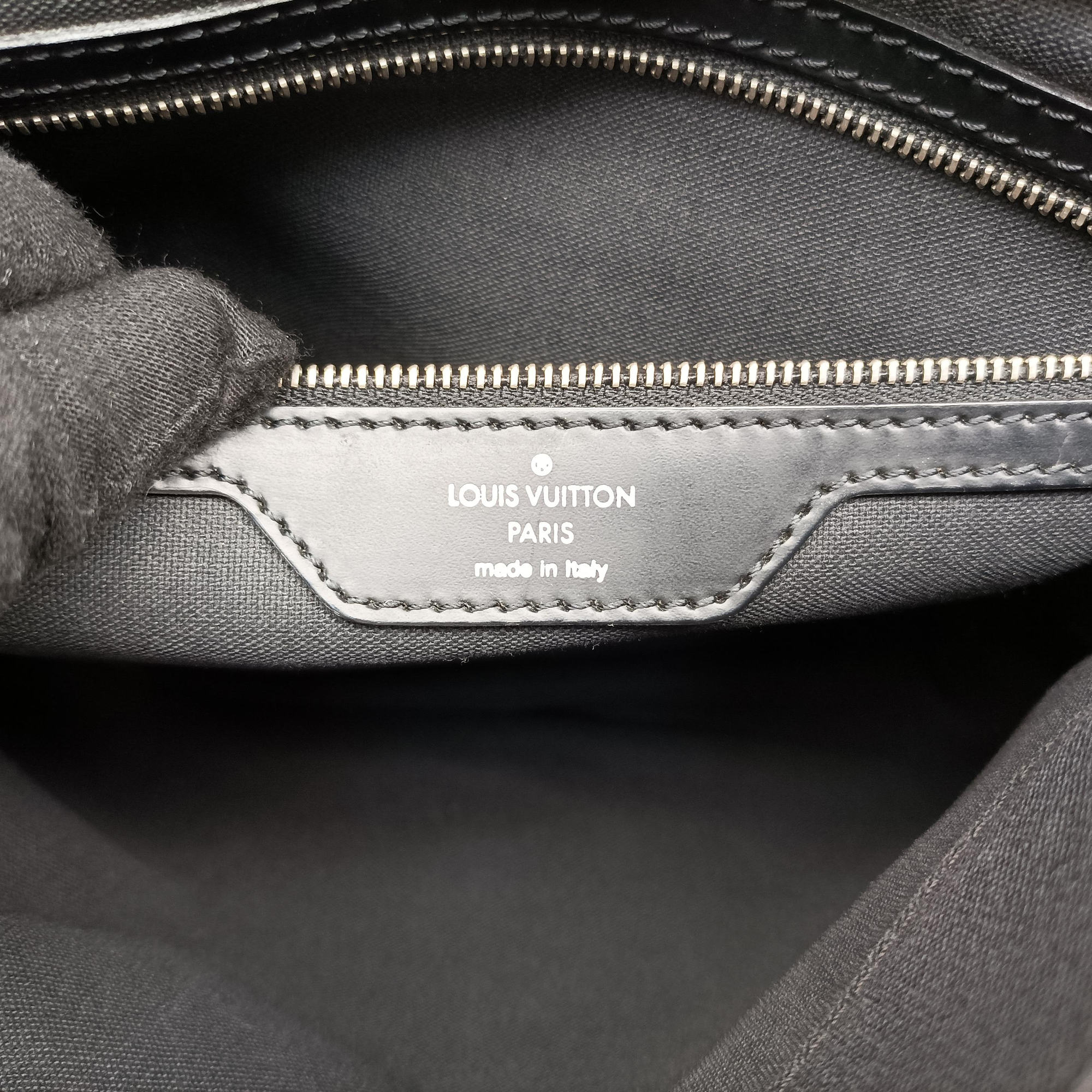 Secondhand Louis Vuitton Viktor Ardoise Taiga M30142 shoulderbag | stylenewstar