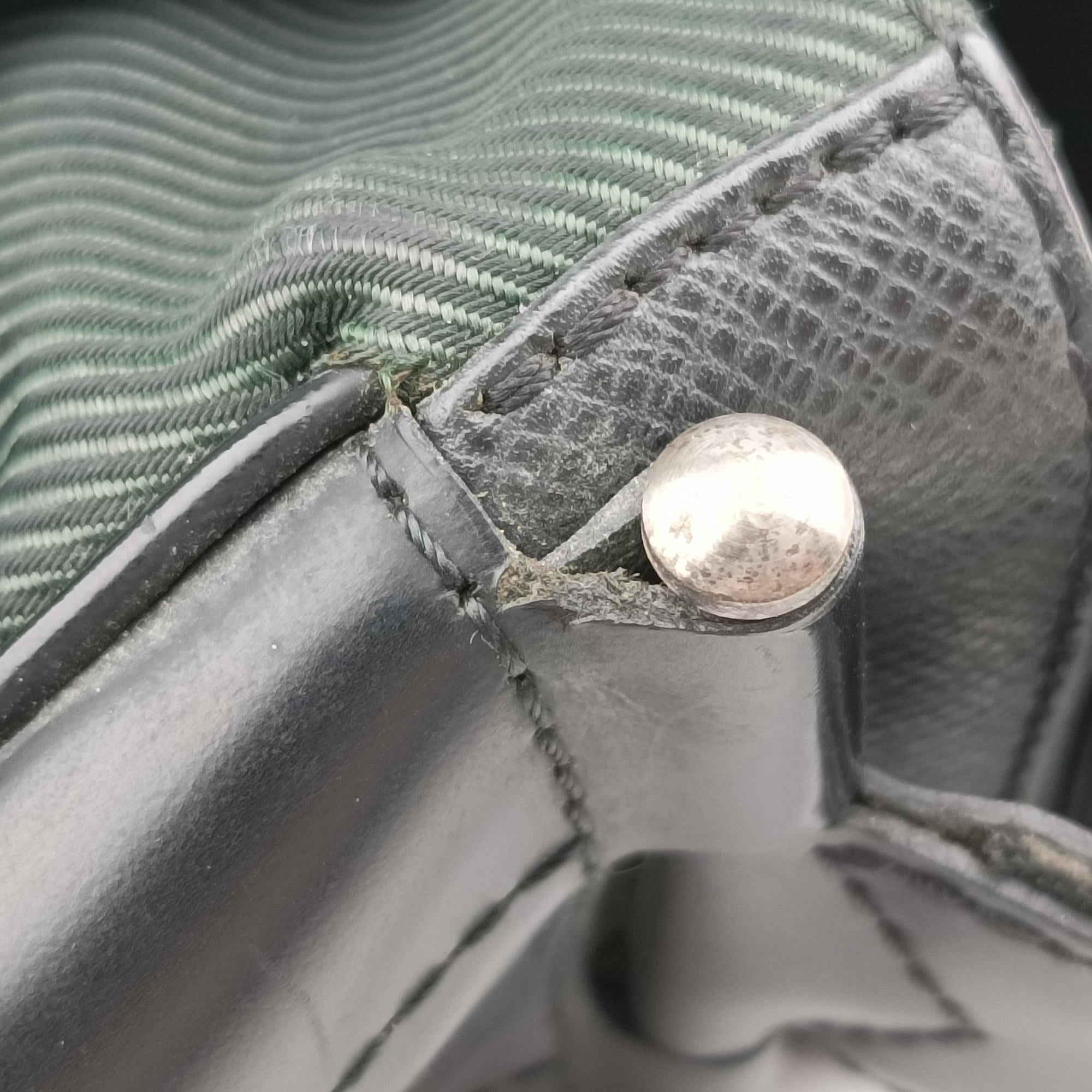 Secondhand Louis Vuitton Viktor Ardoise Taiga M30142 shoulderbag | stylenewstar
