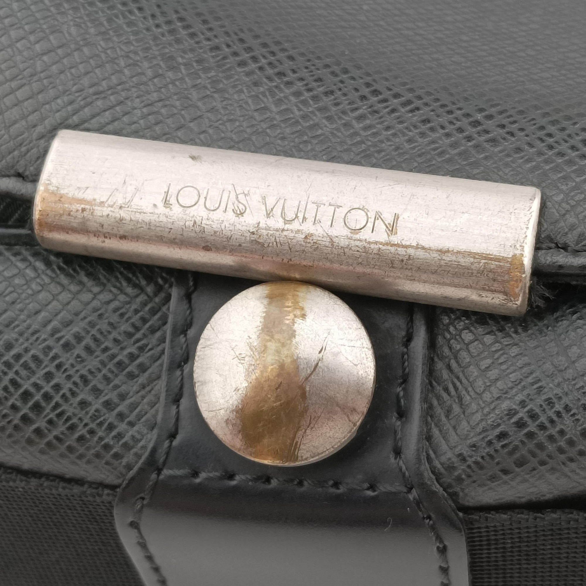 Secondhand Louis Vuitton Viktor Ardoise Taiga M30142 shoulderbag | stylenewstar