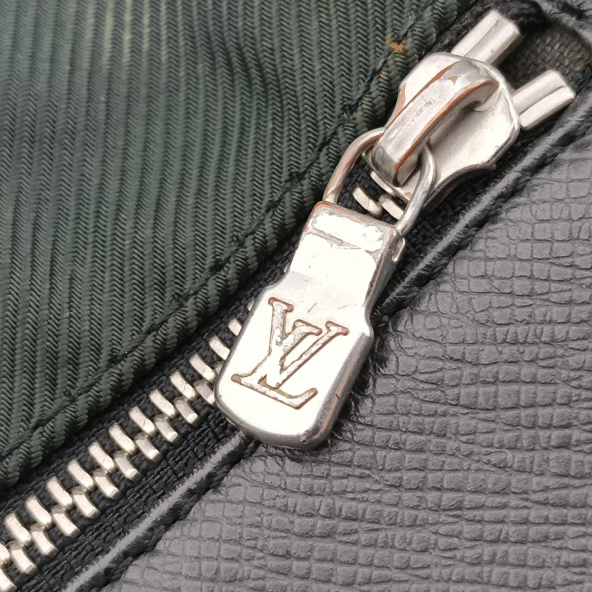 Secondhand Louis Vuitton Viktor Ardoise Taiga M30142 shoulderbag | stylenewstar
