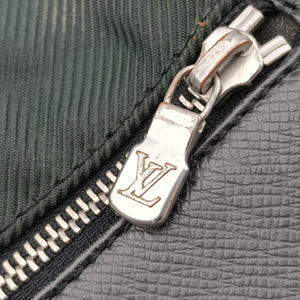Secondhand Louis Vuitton Viktor Ardoise Taiga M30142 shoulderbag | stylenewstar