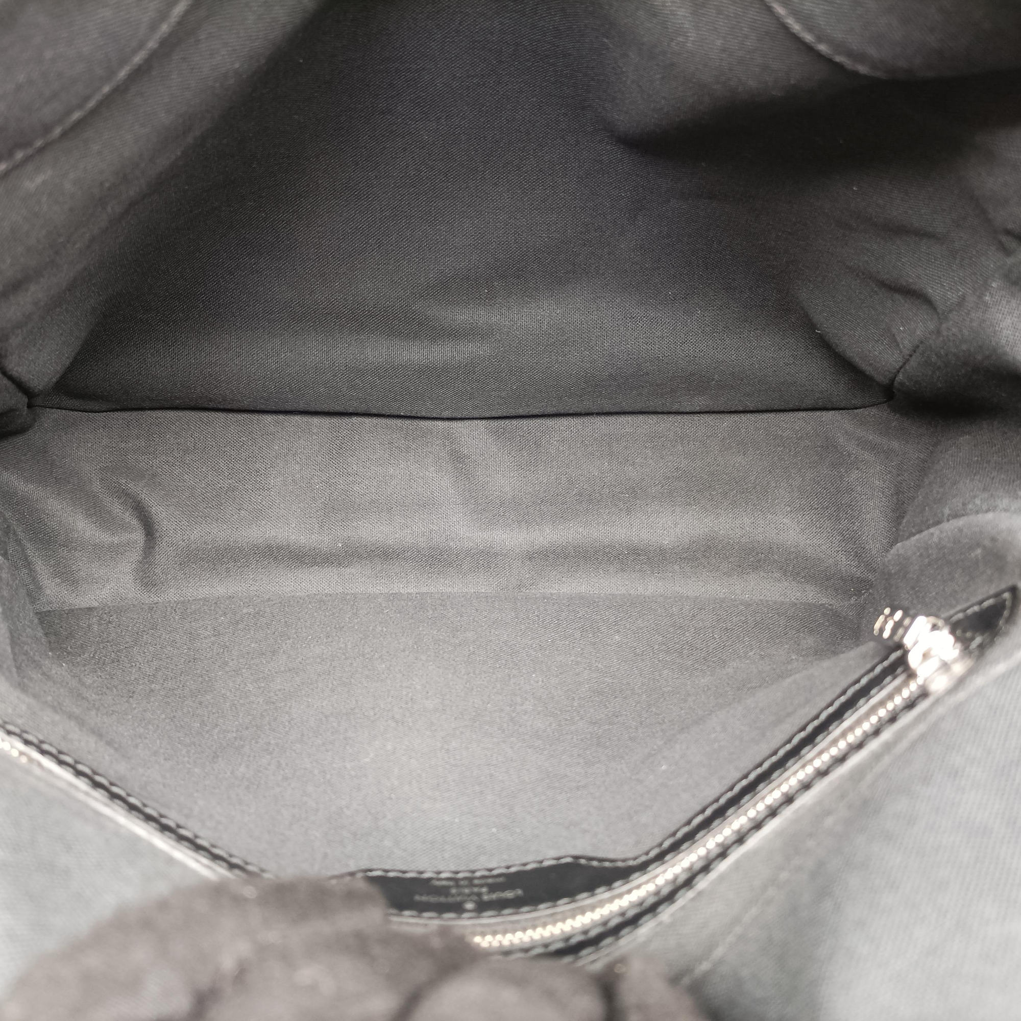 Secondhand Louis Vuitton Viktor Ardoise Taiga M30142 shoulderbag | stylenewstar