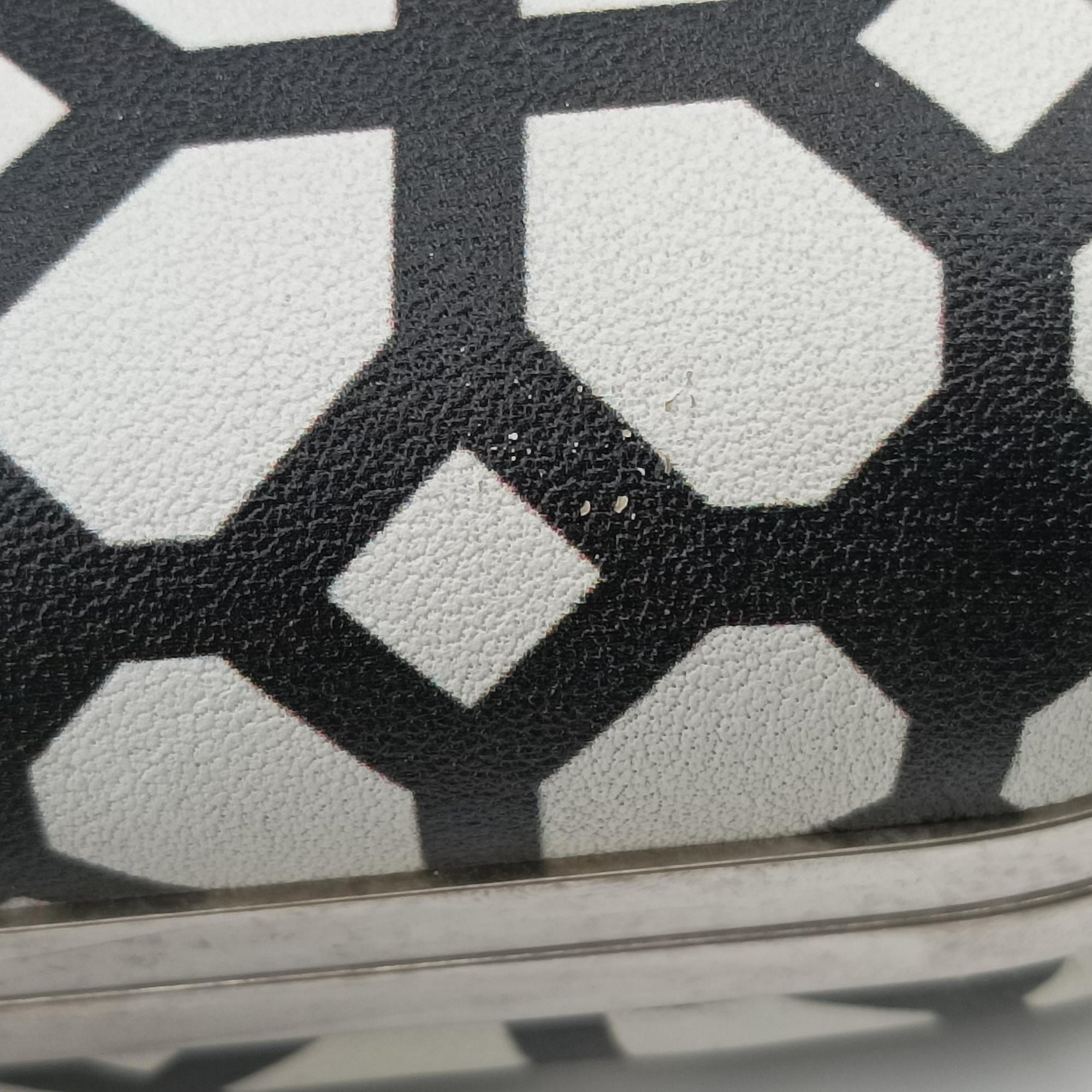 Pre-owned Alexander McQueen Four Ring White × Black Leather  clutchbag | stylenewstar