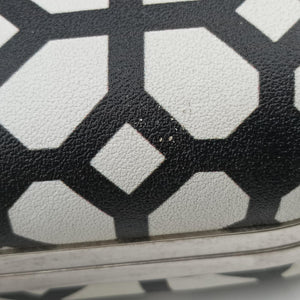 Pre-owned Alexander McQueen Four Ring White × Black Leather  clutchbag | stylenewstar
