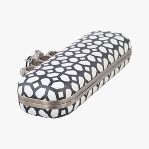 Pre-owned Alexander McQueen Four Ring White × Black Leather  clutchbag | stylenewstar