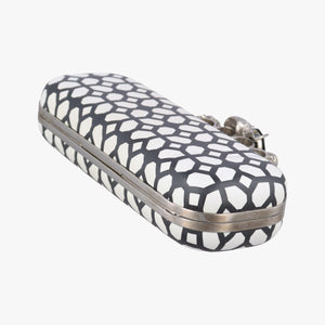 Pre-owned Alexander McQueen Four Ring White × Black Leather  clutchbag | stylenewstar