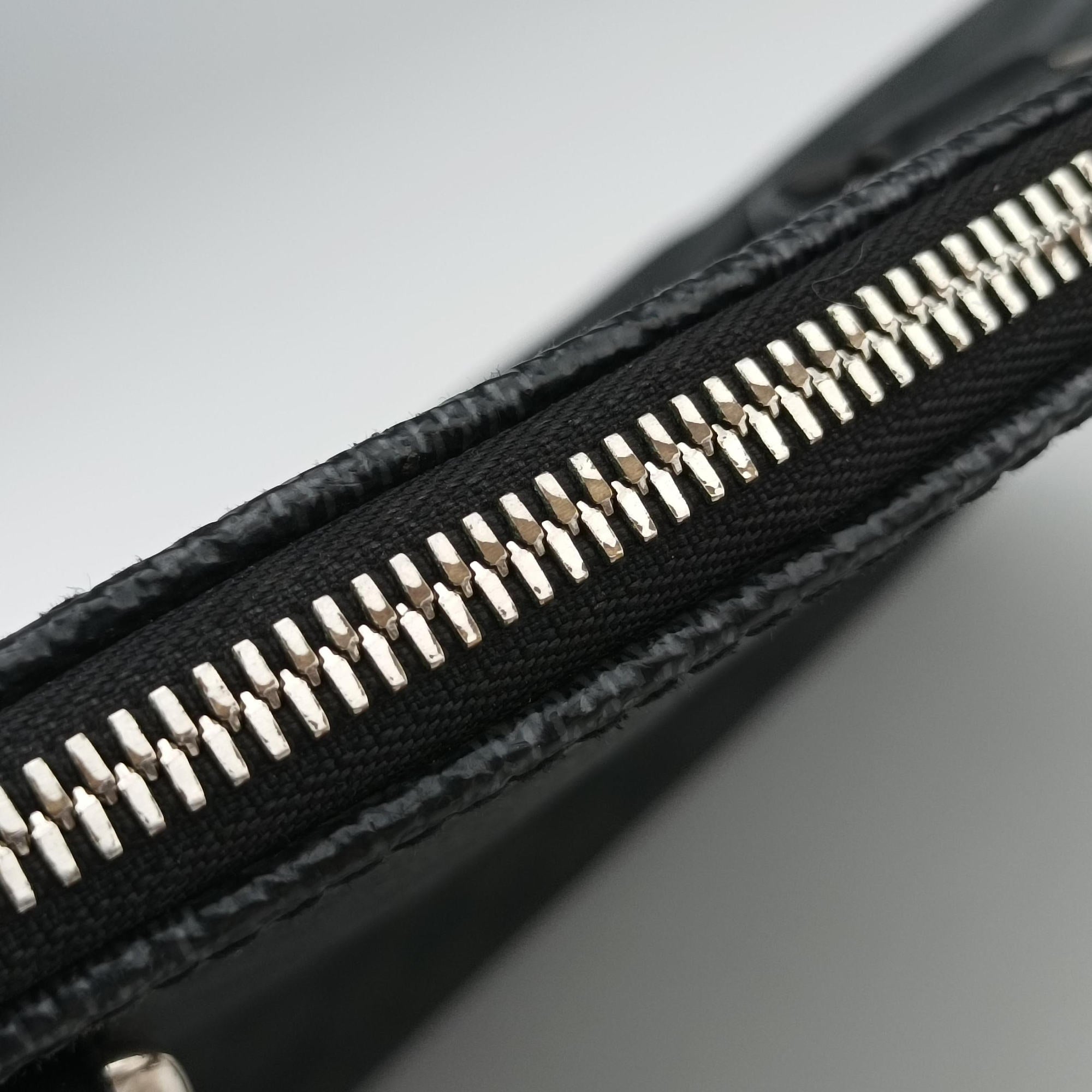 Pre-owned Louis Vuitton Porte Documents Jour Noir Damier Graphite N48224 handbag | stylenewstar