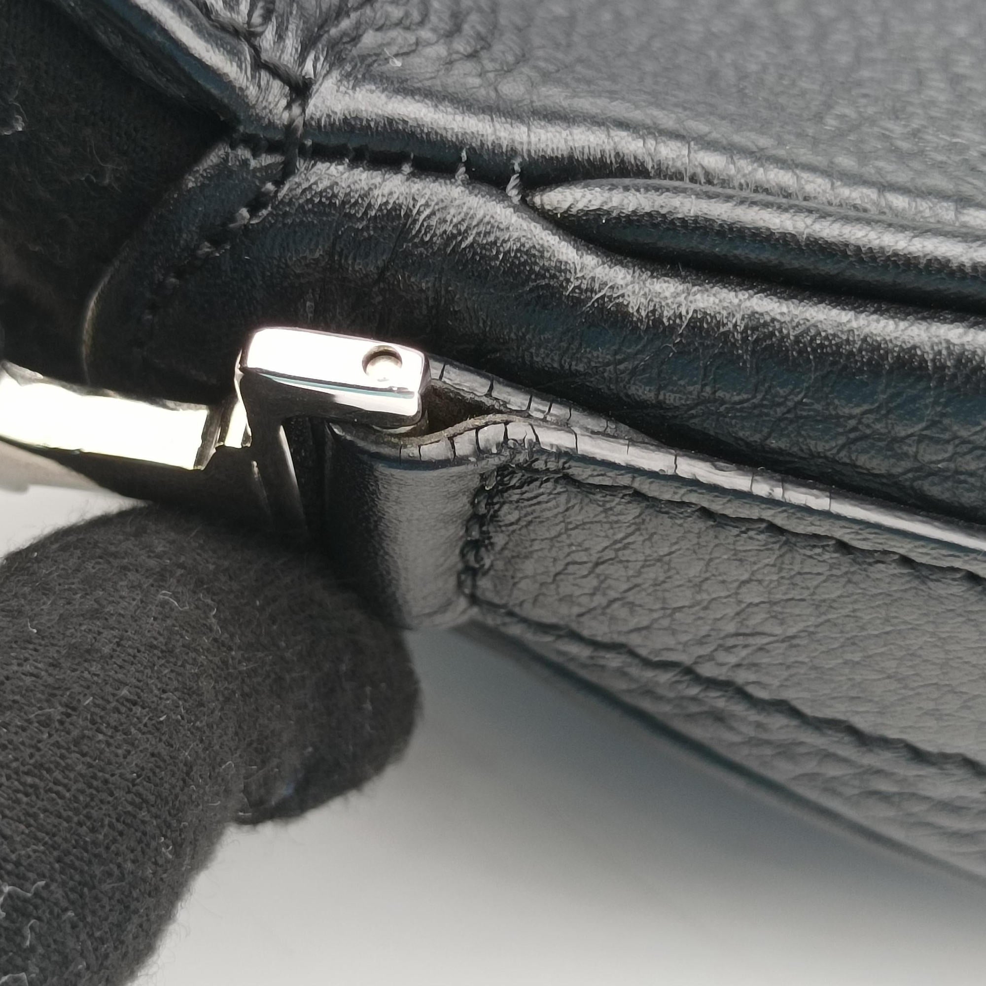 Secondhand Christian Dior D Pendant Black Leather  shoulderbag | stylenewstar
