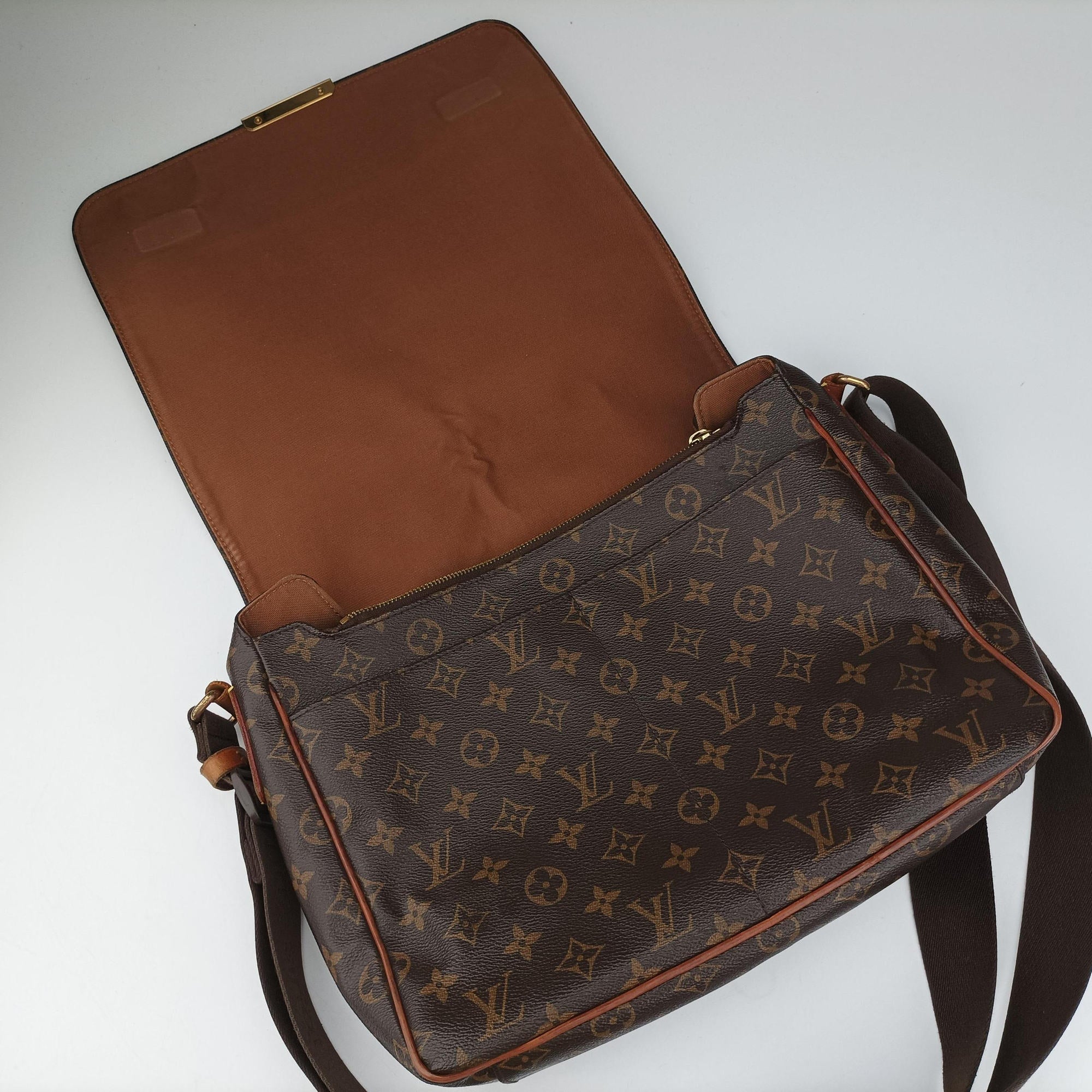 Secondhand Louis Vuitton Abbesses Messenger MM brown Monogram canvas M97038 shoulderbag | stylenewstar