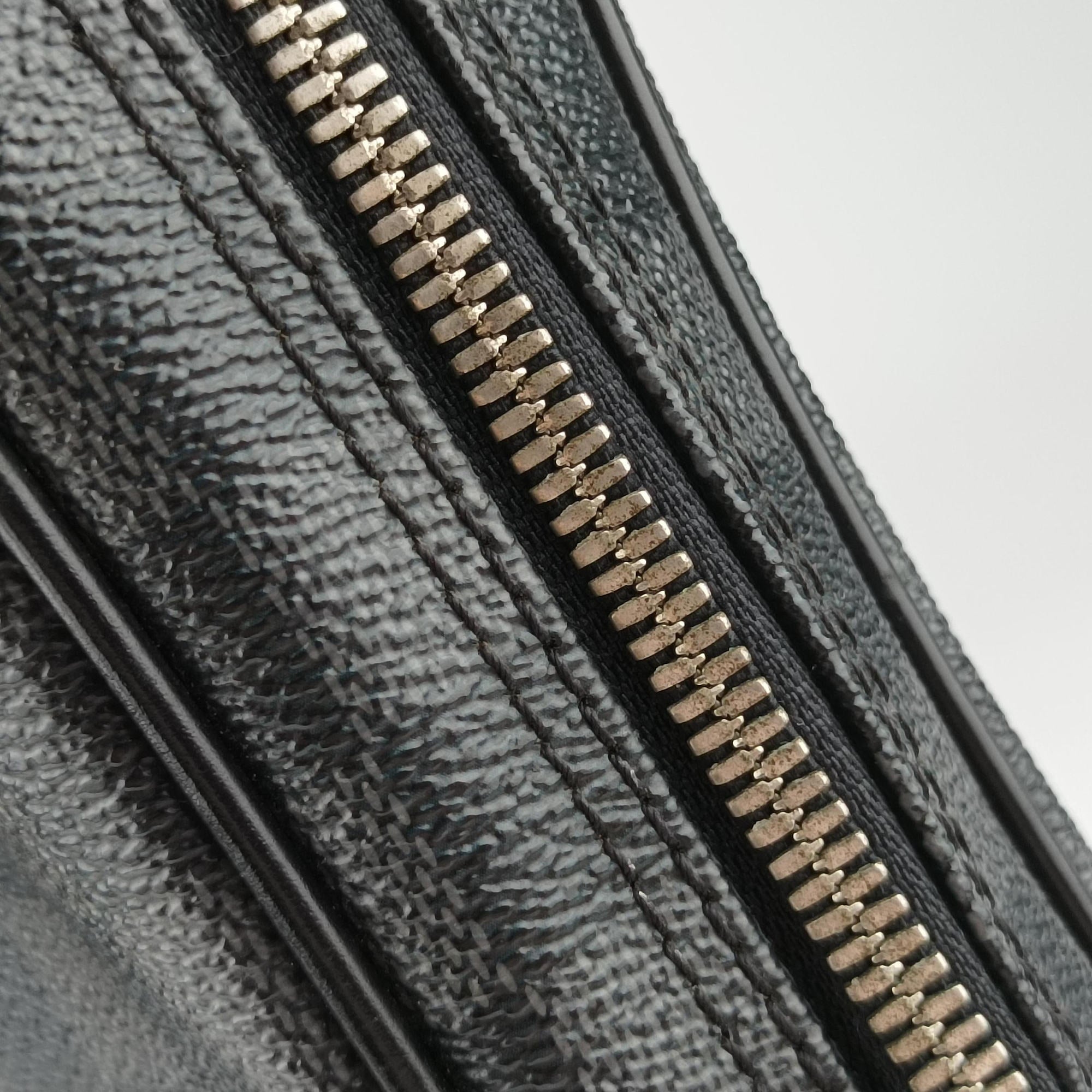 Pre-owned Louis Vuitton Porte Documents Voyage Noir Damier Graphite N41125 handbag | stylenewstar