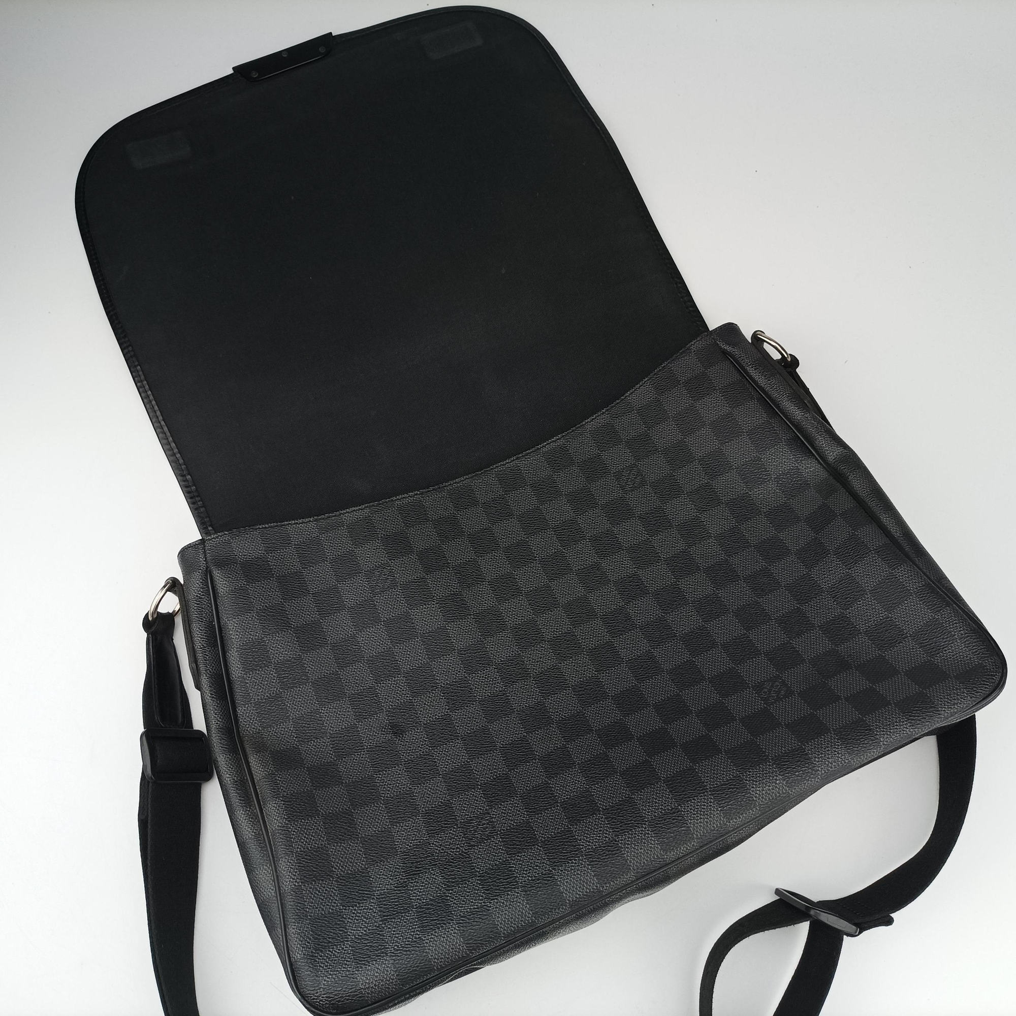 Secondhand Louis Vuitton DANIEL GM Noir Damier Graphite N58033 shoulderbag | stylenewstar