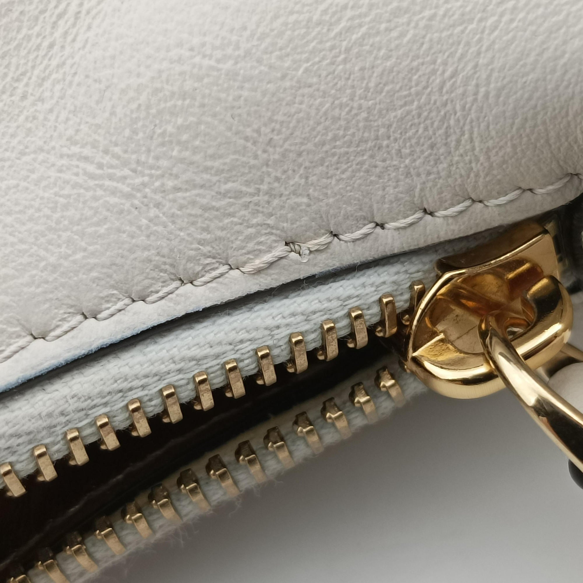 Pre-owned Fendi Nano Fendigraphy White Leather 7AS089 handbag | stylenewstar