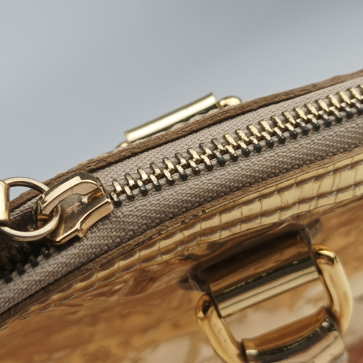 Secondhand Louis Vuitton Lockit dore Monogram Miroir M95450 handbag | stylenewstar