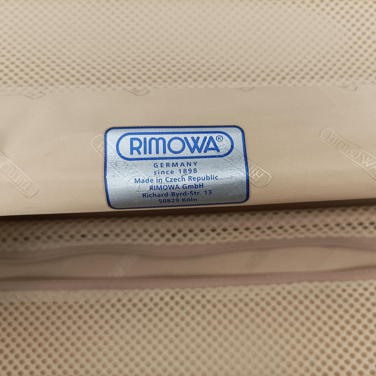 Secondhand RIMOWA TOPAS Red aluminum  suitcase | stylenewstar