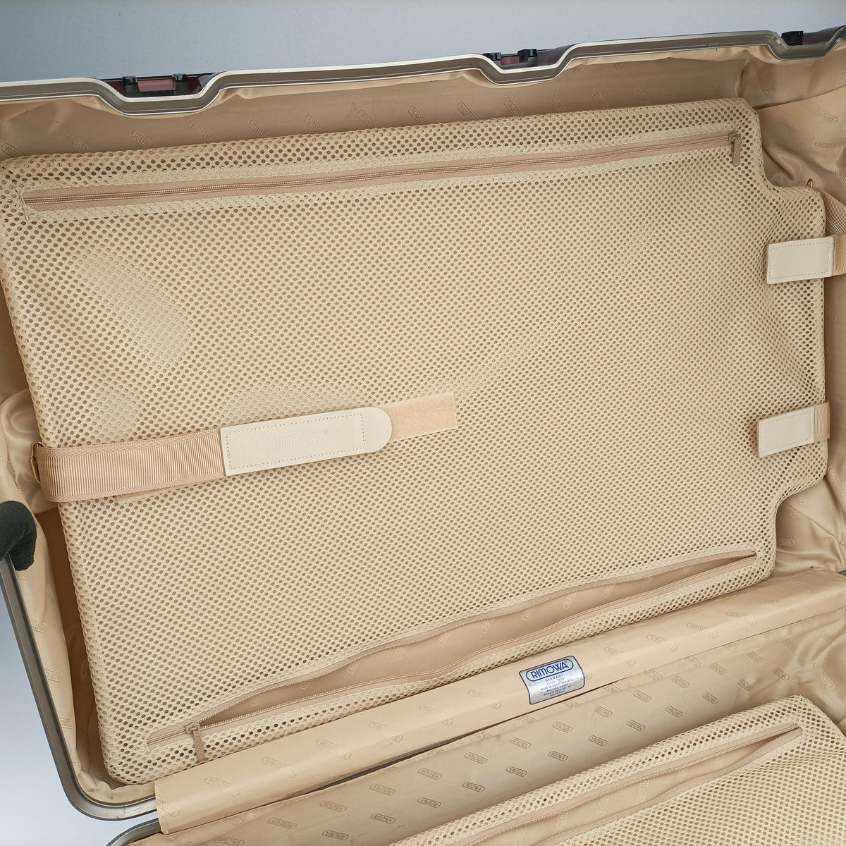 Secondhand RIMOWA TOPAS Red aluminum  suitcase | stylenewstar