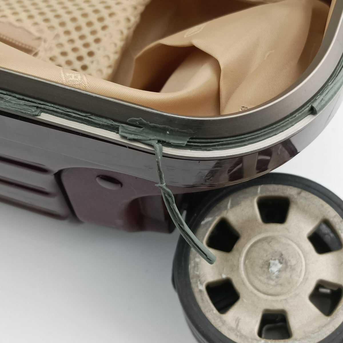 Secondhand RIMOWA TOPAS Red aluminum  suitcase | stylenewstar