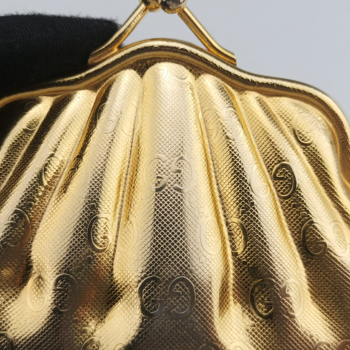 Pre-owned Gucci GG Metal Minaudiere Shell Golden Metal  shoulderbag | stylenewstar