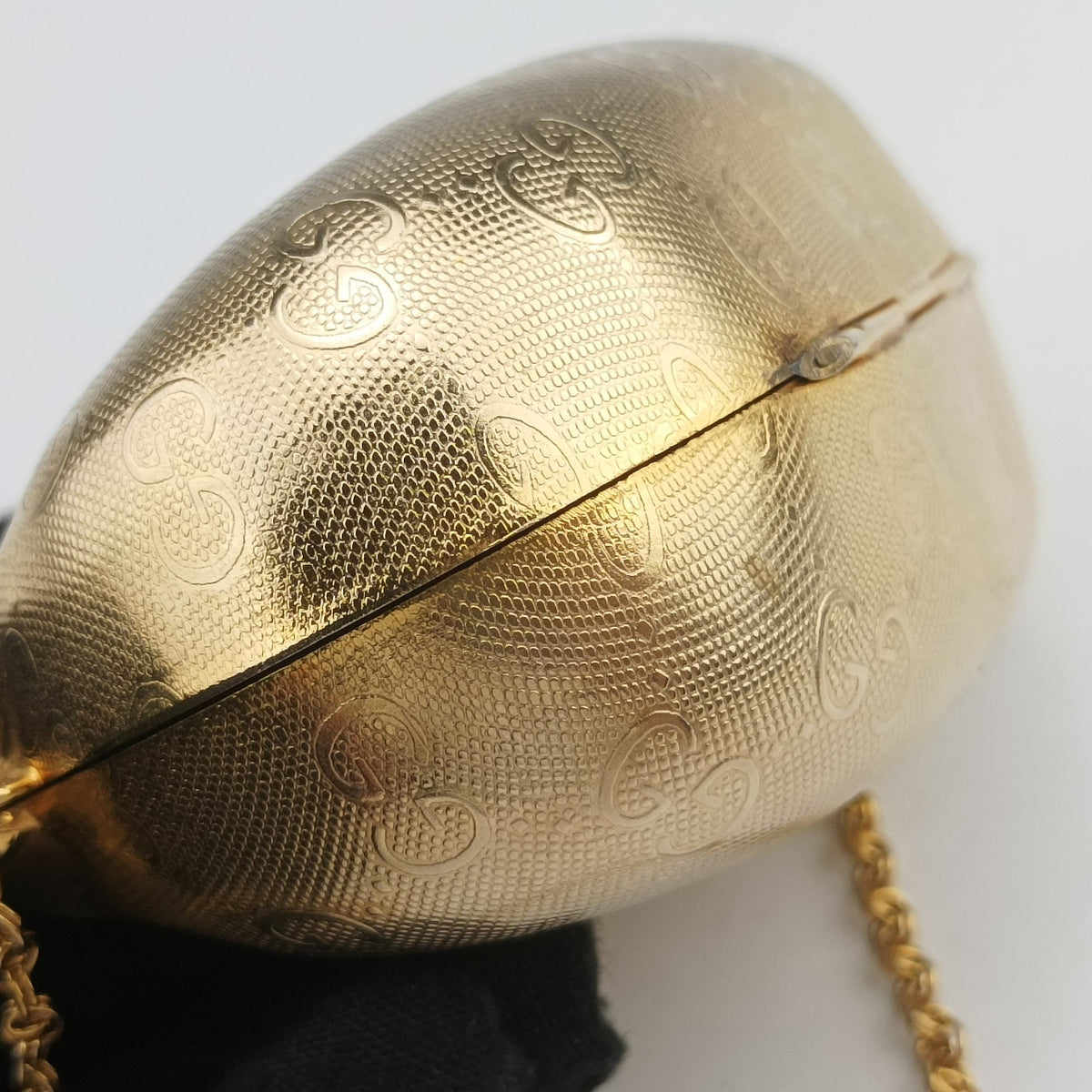 Pre-owned Gucci GG Metal Minaudiere Shell Golden Metal  shoulderbag | stylenewstar
