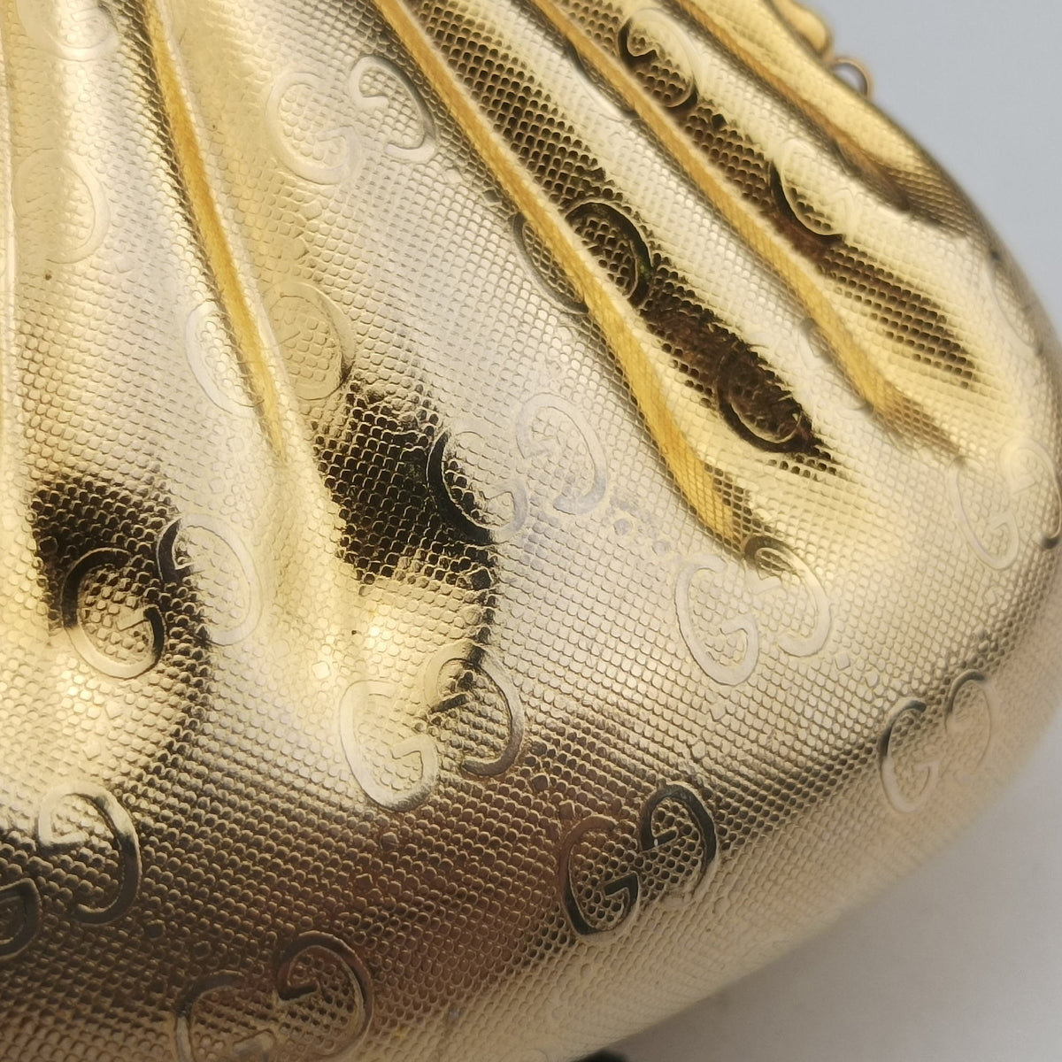 Pre-owned Gucci GG Metal Minaudiere Shell Golden Metal  shoulderbag | stylenewstar
