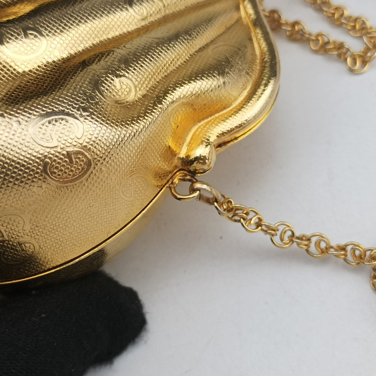 Pre-owned Gucci GG Metal Minaudiere Shell Golden Metal  shoulderbag | stylenewstar