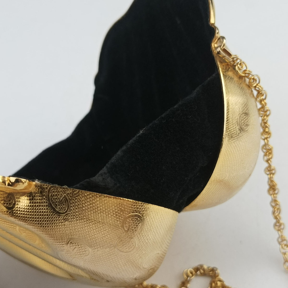 Pre-owned Gucci GG Metal Minaudiere Shell Golden Metal  shoulderbag | stylenewstar