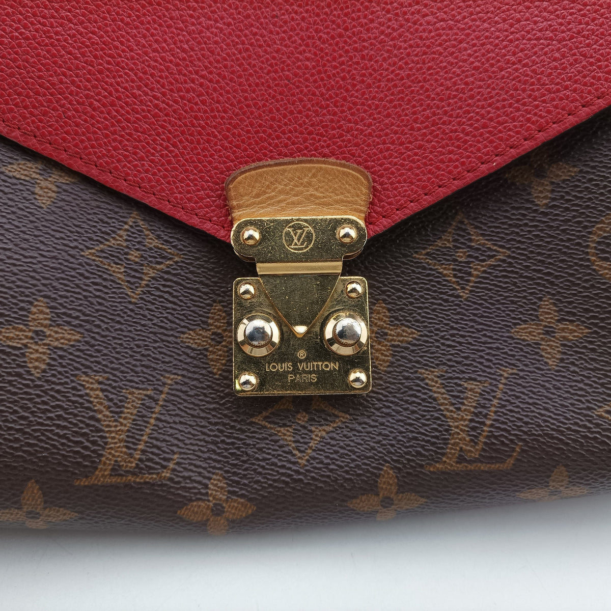 Pre-owned Louis Vuitton Pallas Chain Brown x Cerise Monogram canvas x leather M41201 shoulderbag | stylenewstar