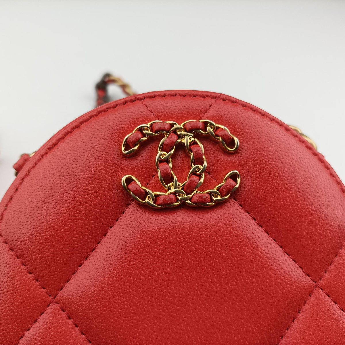 Pre-owned Chanel CHANEL 19 Round Red lambskin AP0945 shoulderbag | stylenewstar