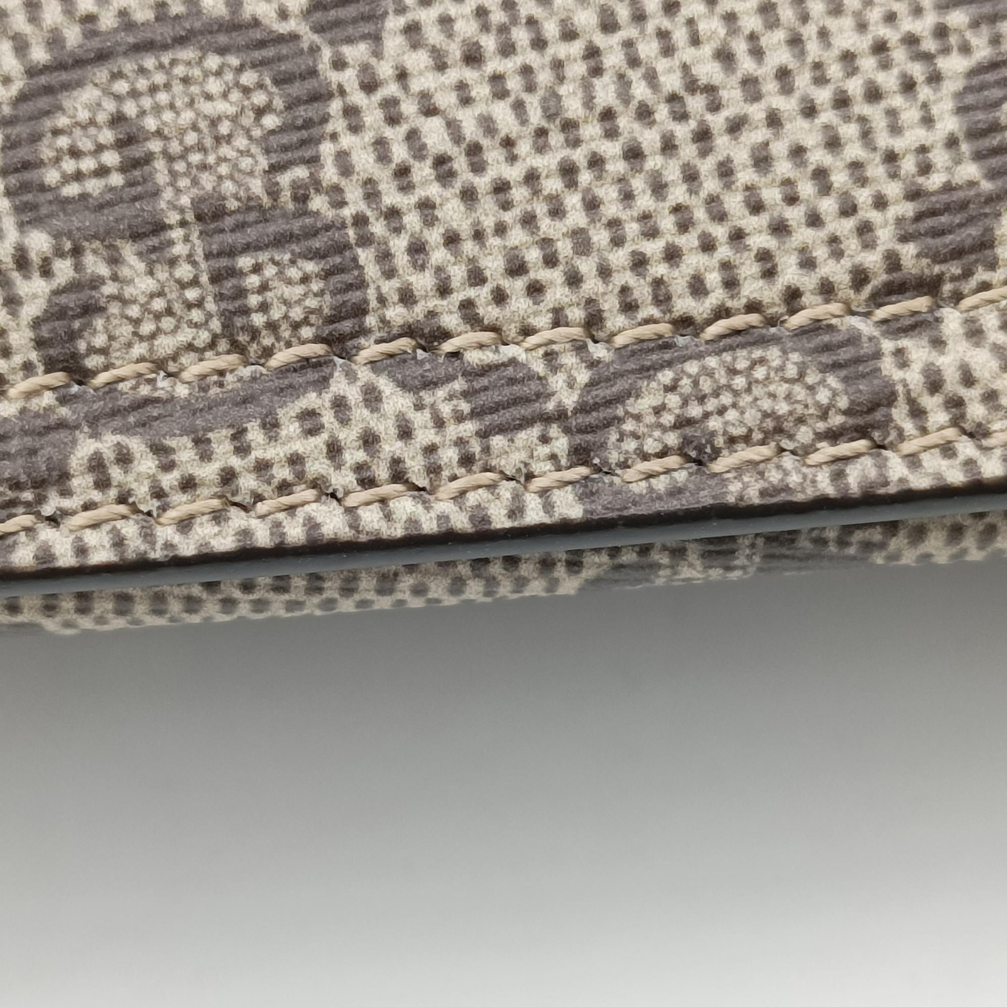 Pre-owned Gucci love heart Brown PVC coated canvas 678133 shoulderbag | stylenewstar