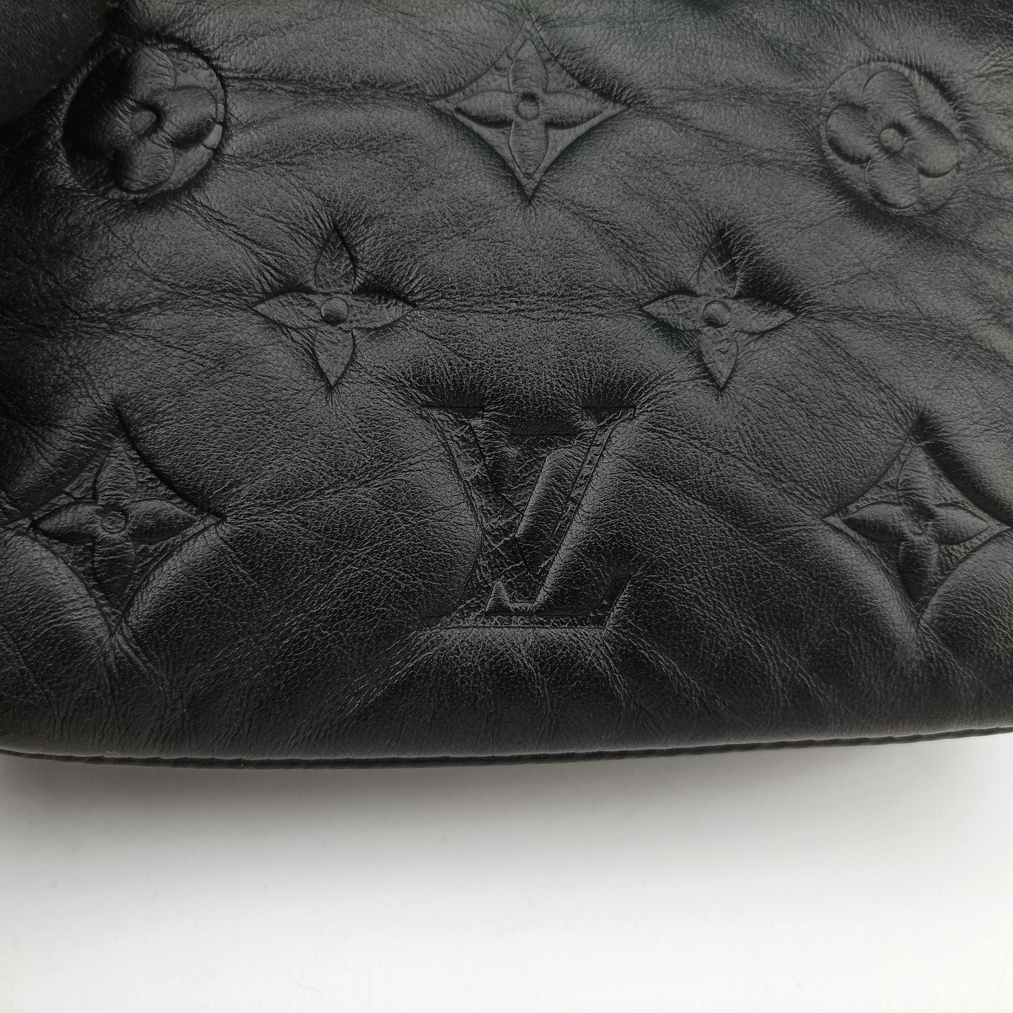 Pre-owned Louis Vuitton COUSSIN Noir lambskin M81125 shoulderbag | stylenewstar