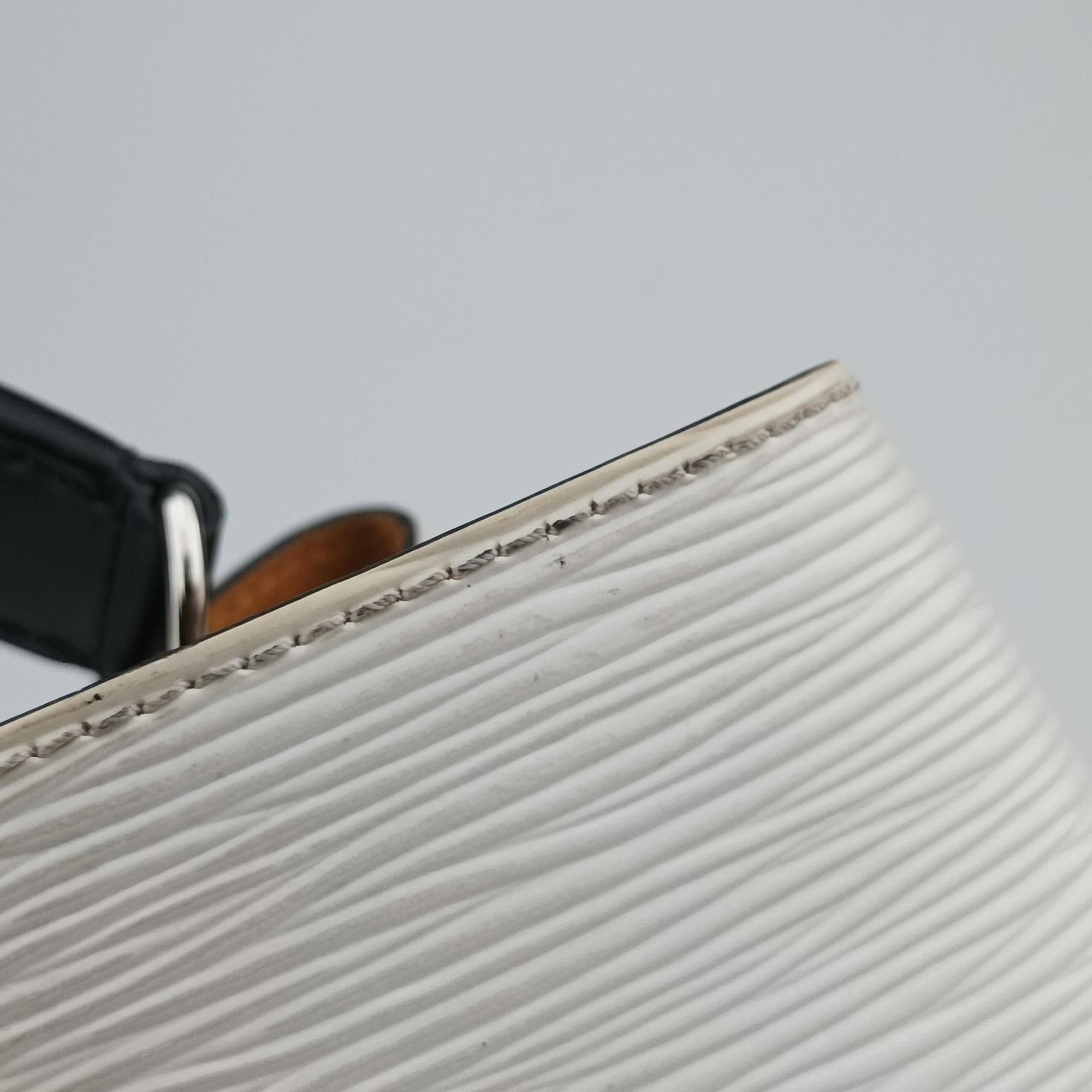 Vintage Louis Vuitton NeoNoe White × Black Epi M53371 shoulderbag | stylenewstar