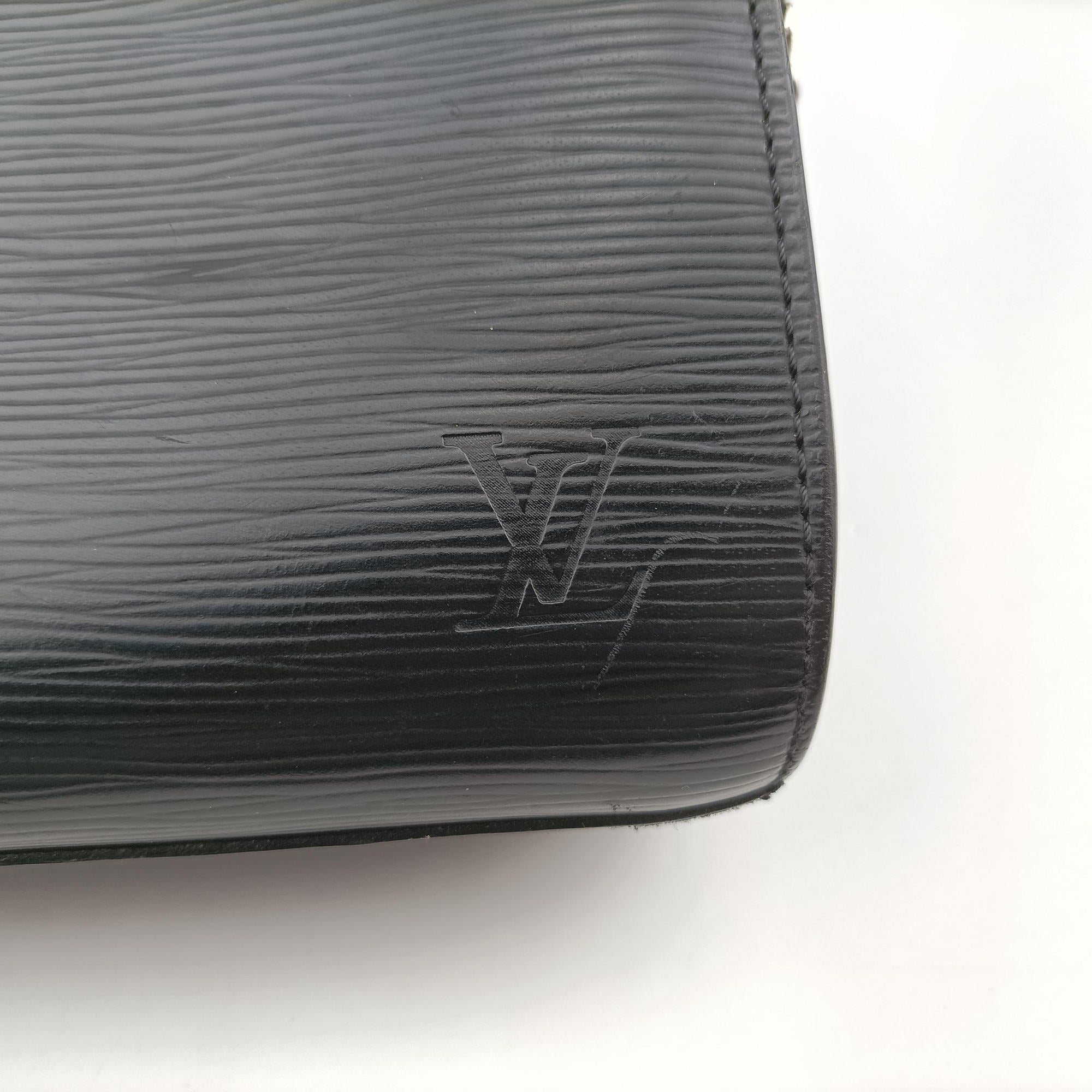 Pre-owned Louis Vuitton Bassano MM Noir Epi M54032 handbag | stylenewstar