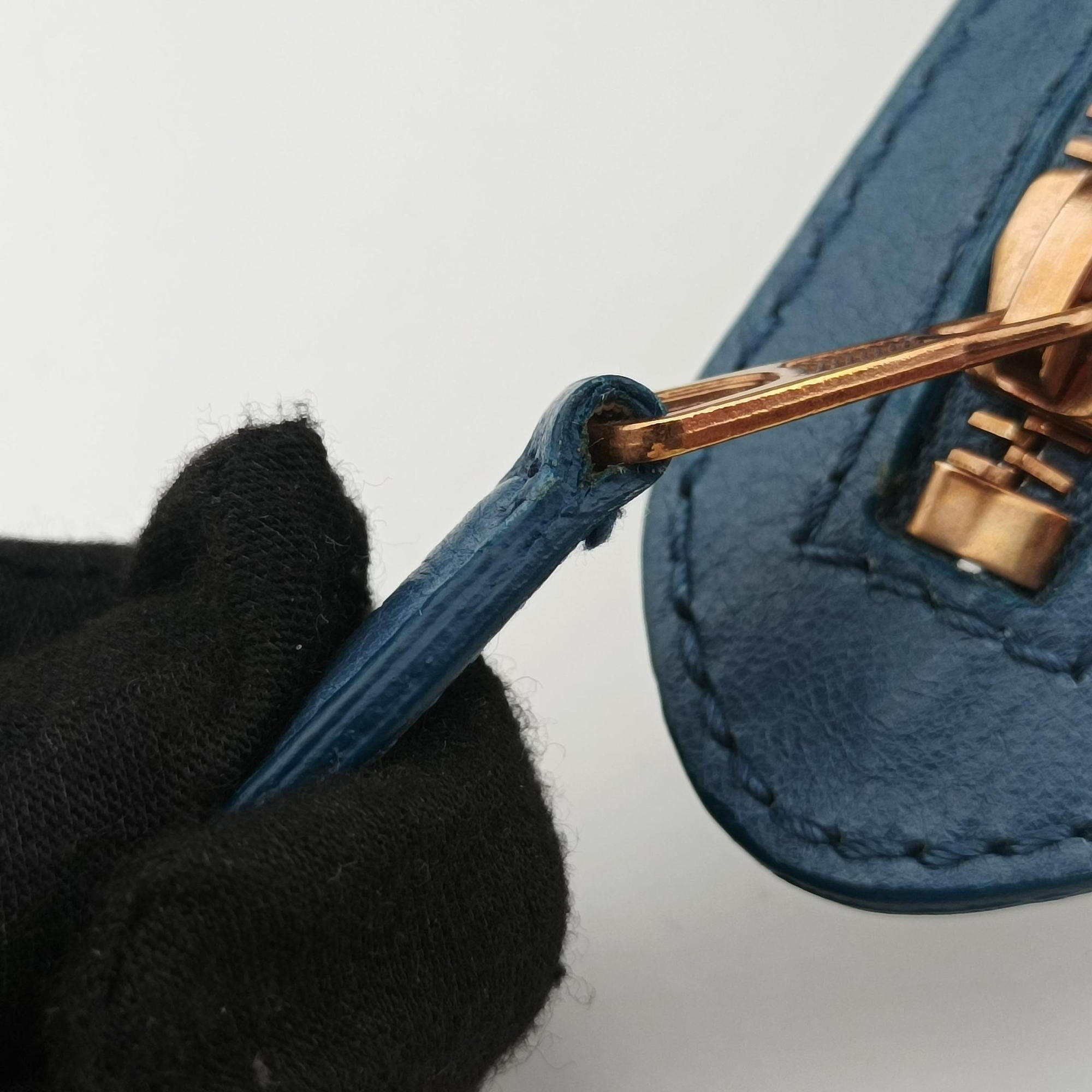 Pre-owned Balenciaga Giant City Blue Lambskin  shoulderbag | stylenewstar