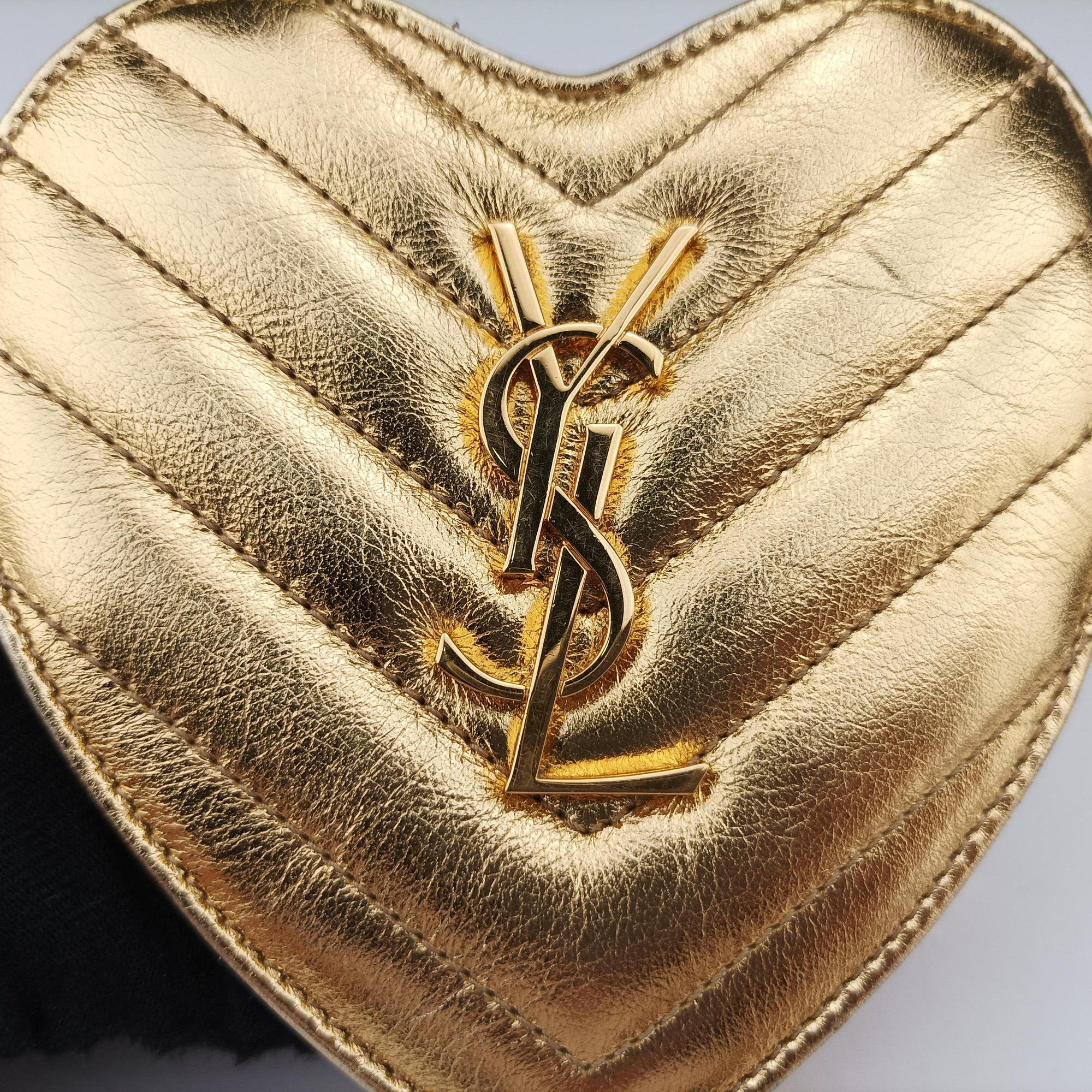 Pre-owned Yves Saint Laurent Love heart V stitch Golden Leather 448050 shoulderbag | stylenewstar