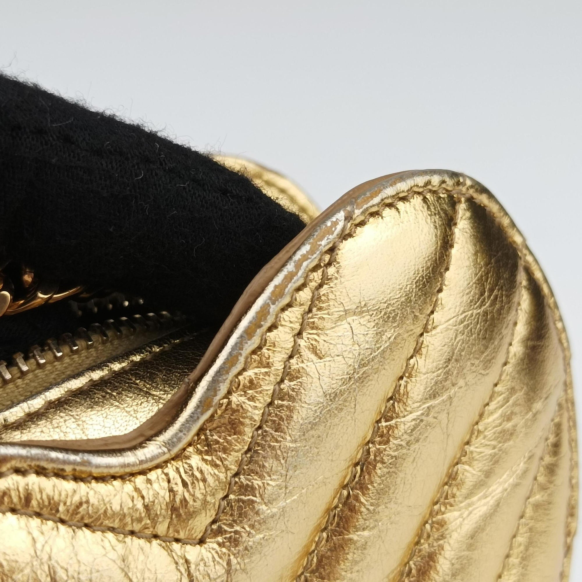 Pre-owned Yves Saint Laurent Love heart V stitch Golden Leather 448050 shoulderbag | stylenewstar