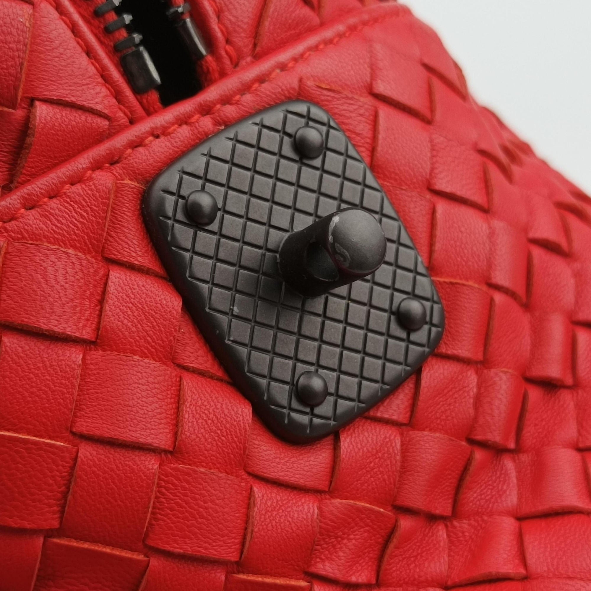 Pre-owned Bottega Veneta Intrecciato Red lambskin  shoulderbag | stylenewstar