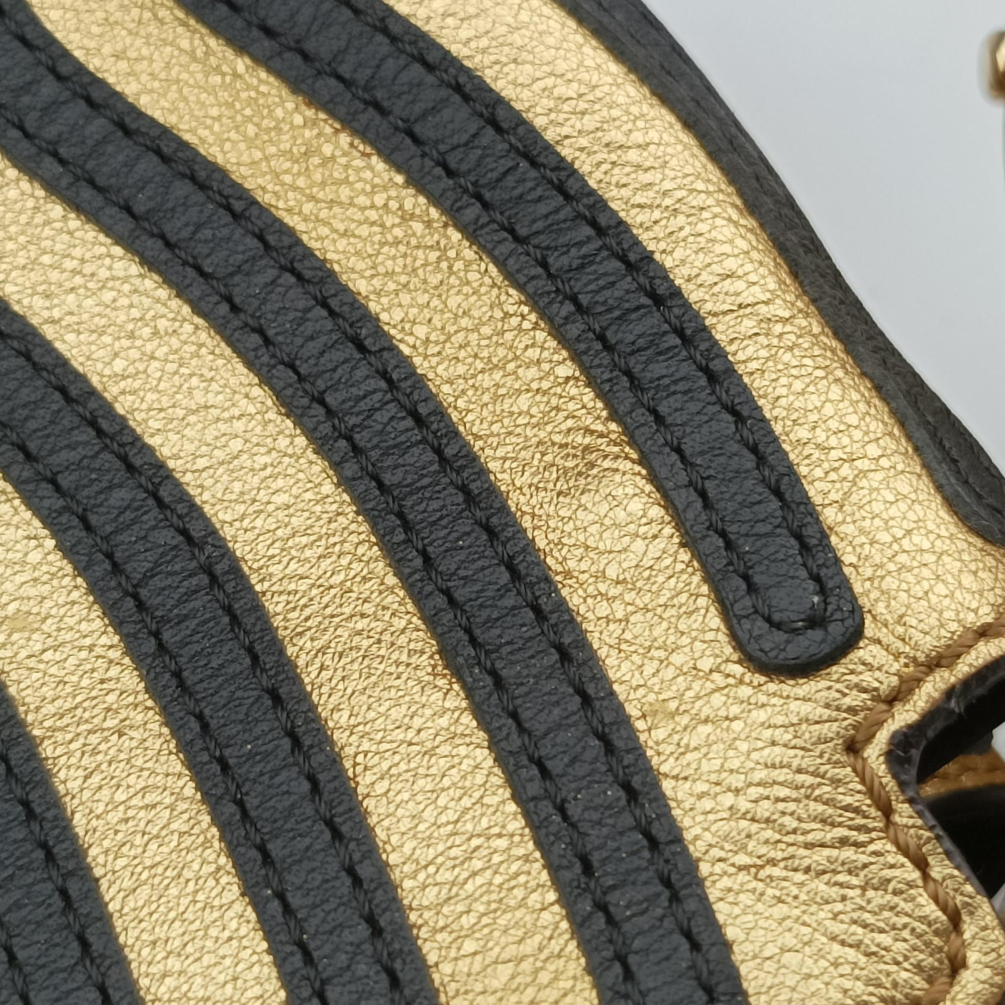 Pre-owned Fendi Dotcom Click Small Golden Leather 8BN299 shoulderbag | stylenewstar