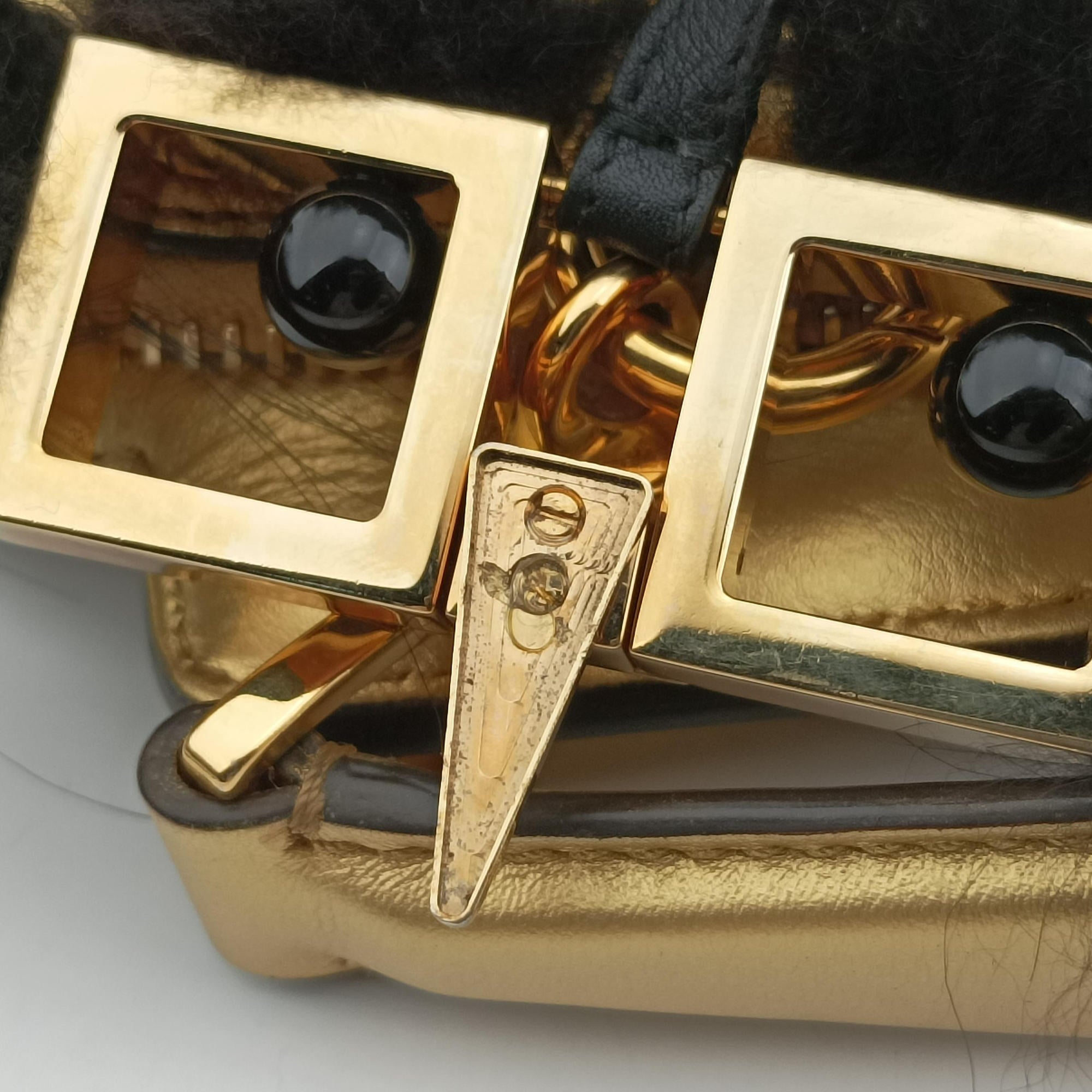 Pre-owned Fendi Dotcom Click Small Golden Leather 8BN299 shoulderbag | stylenewstar