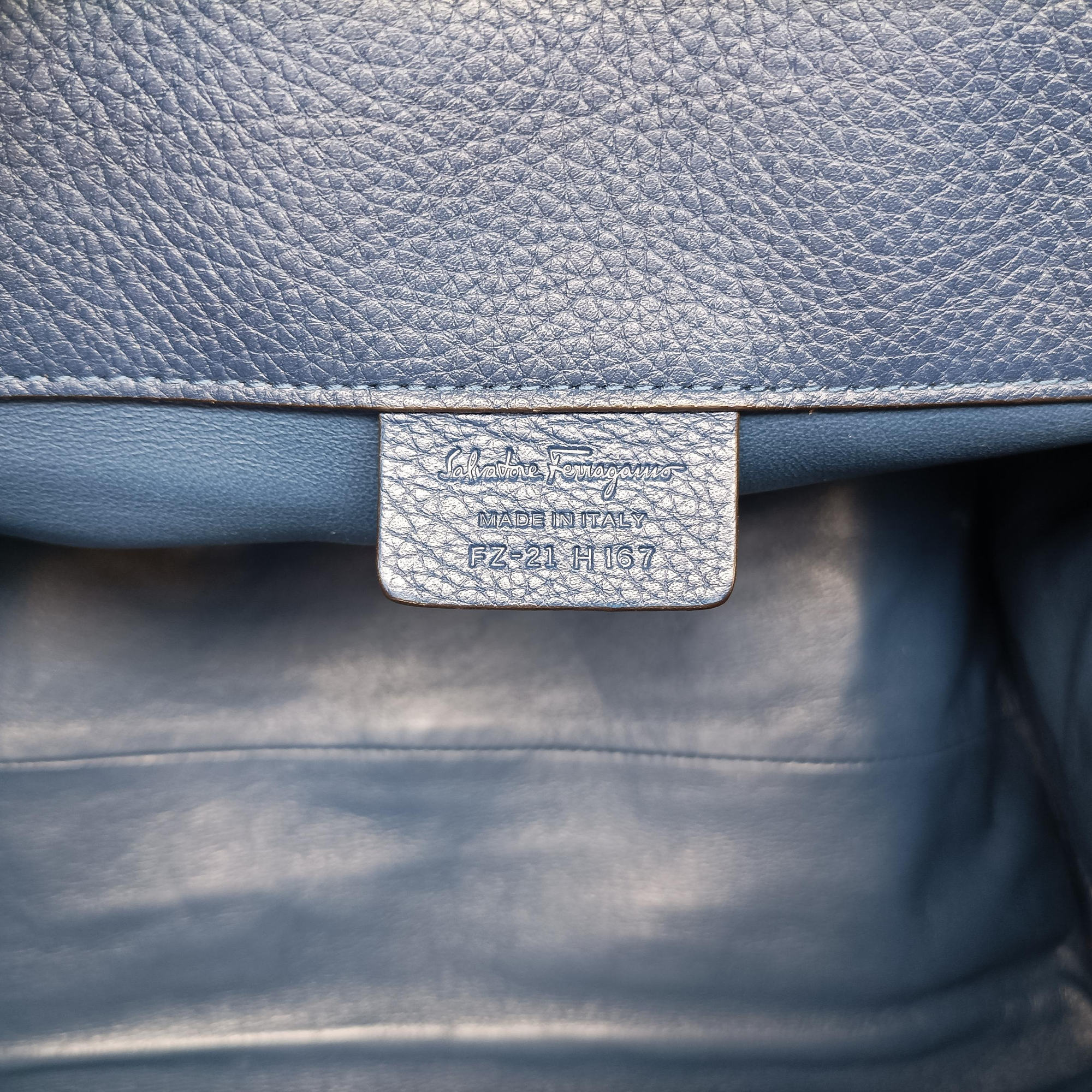 Pre-owned Ferragamo Studio Navy Grained Calfskin 21H159 shoulderbag | stylenewstar