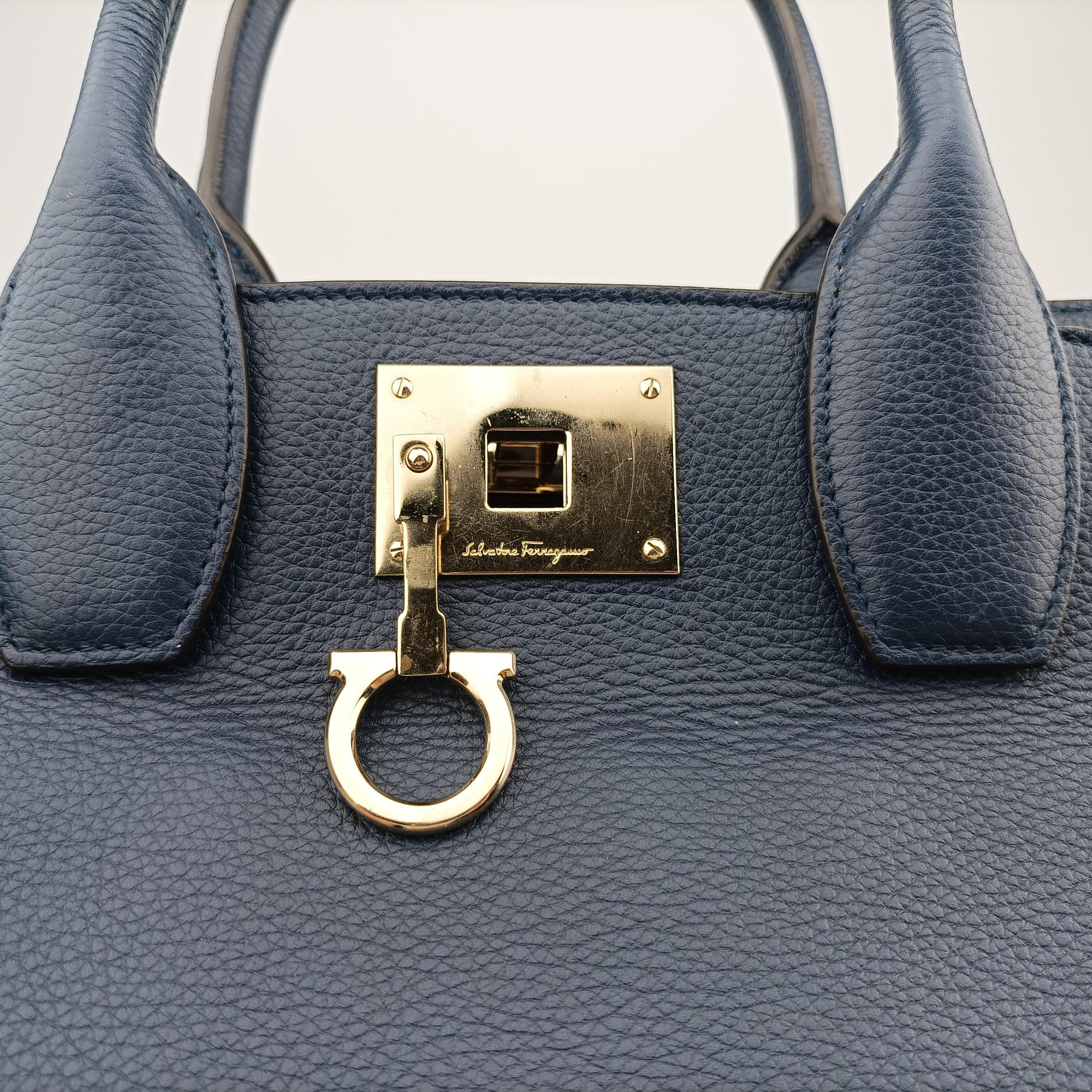 Pre-owned Ferragamo Studio Navy Grained Calfskin 21H159 shoulderbag | stylenewstar