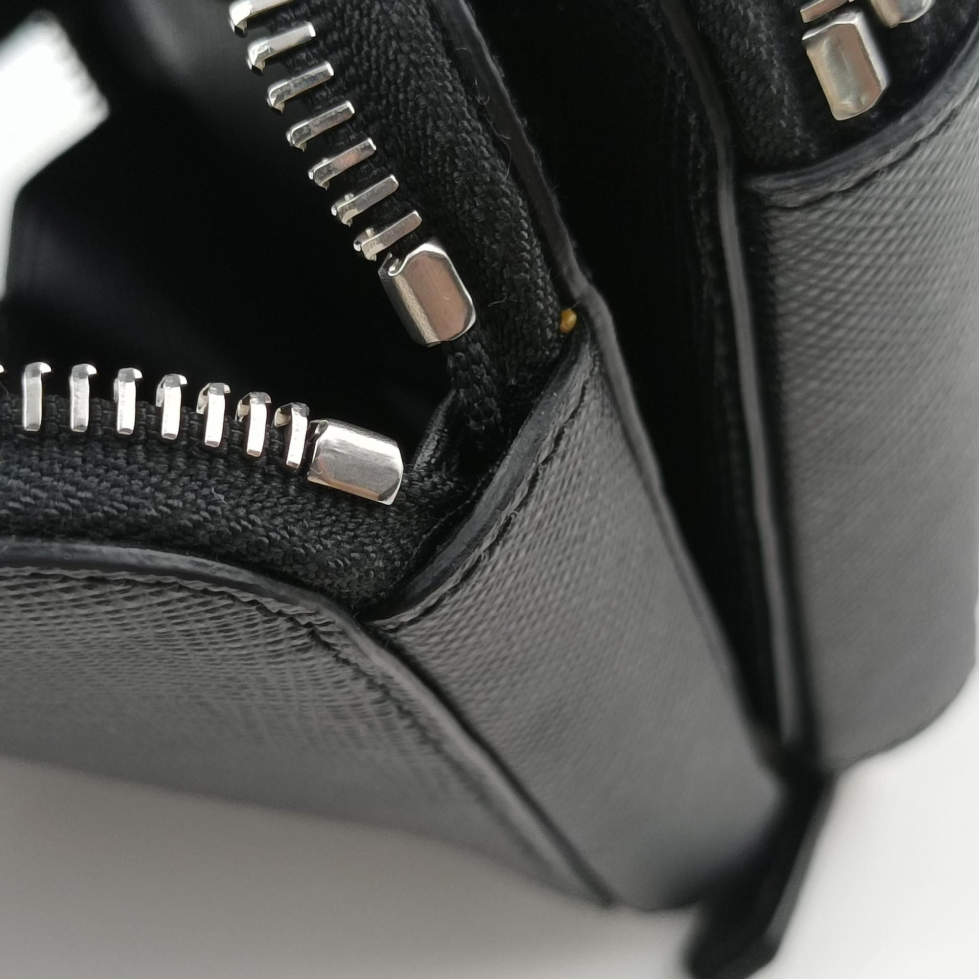 Pre-owned Prada Triangle Logo Plate Black SAFFIANO Leather 1NR015 shoulderbag | stylenewstar