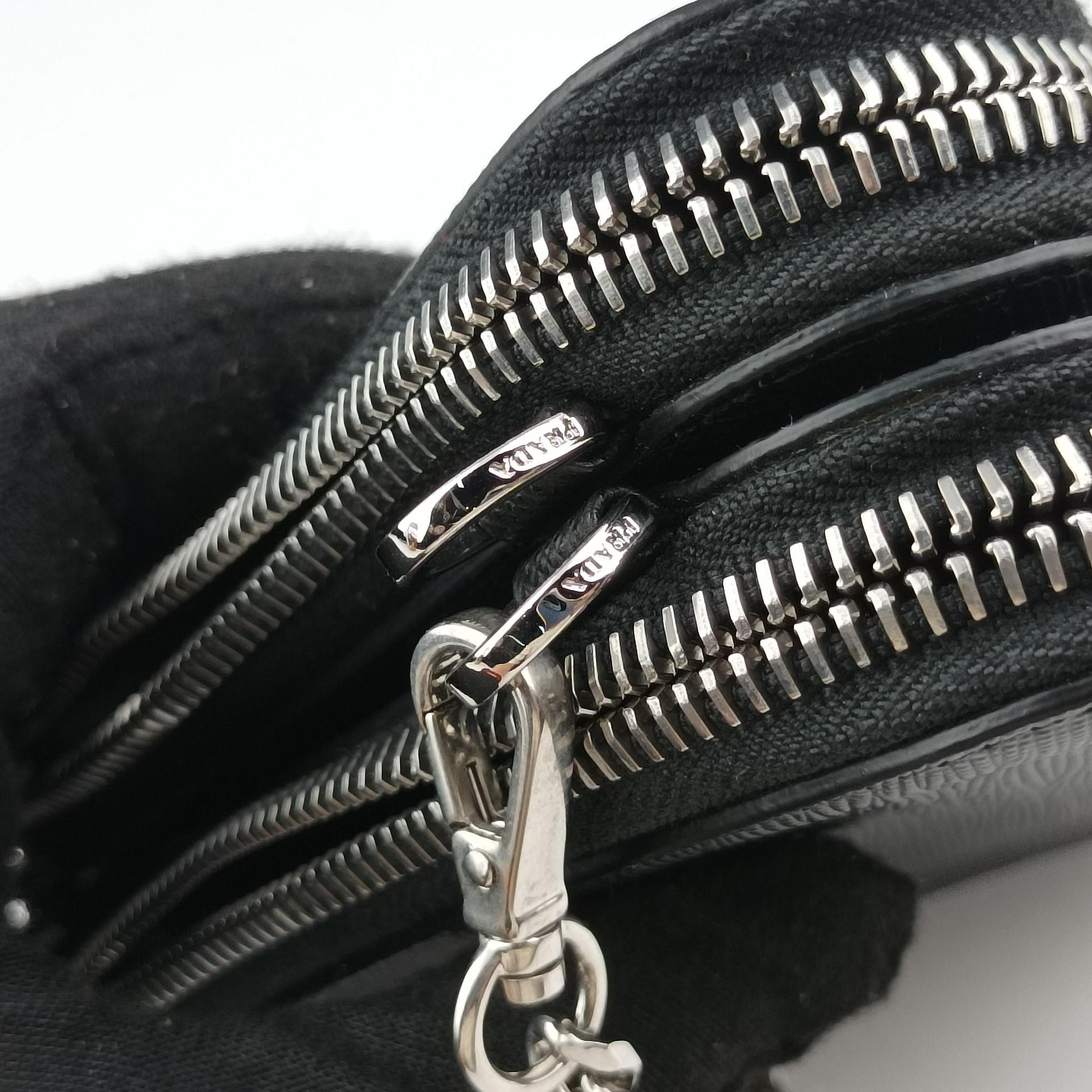 Pre-owned Prada Triangle Logo Plate Black SAFFIANO Leather 1NR015 shoulderbag | stylenewstar
