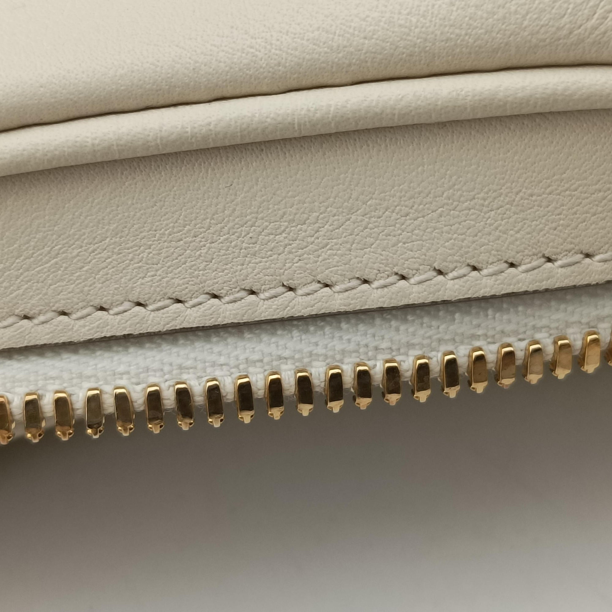 Vintage Gucci Attache G-Shaped Hook White Leather 702823 shoulderbag | stylenewstar