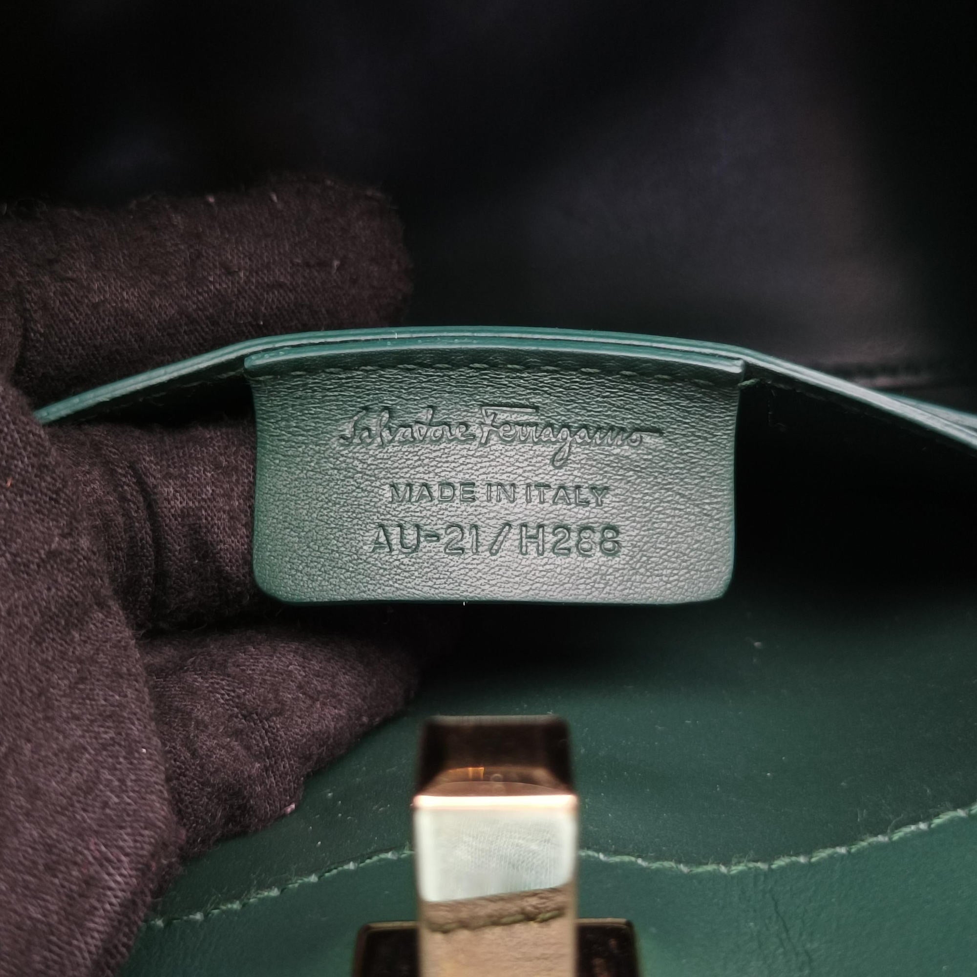 Pre-owned Ferragamo Studio Green Calfskin  shoulderbag | stylenewstar
